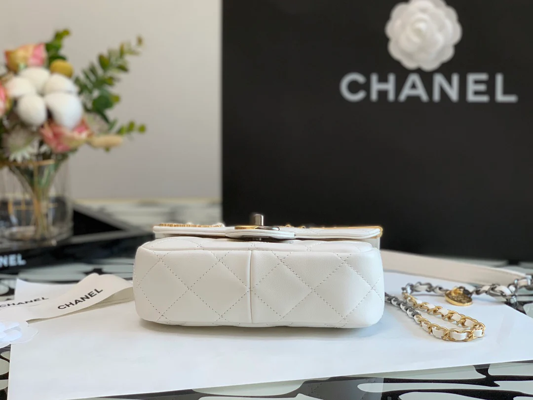 Новинка сезона осень/зима 2022 от Chanel - сумка с клапаном и значком - 18 см