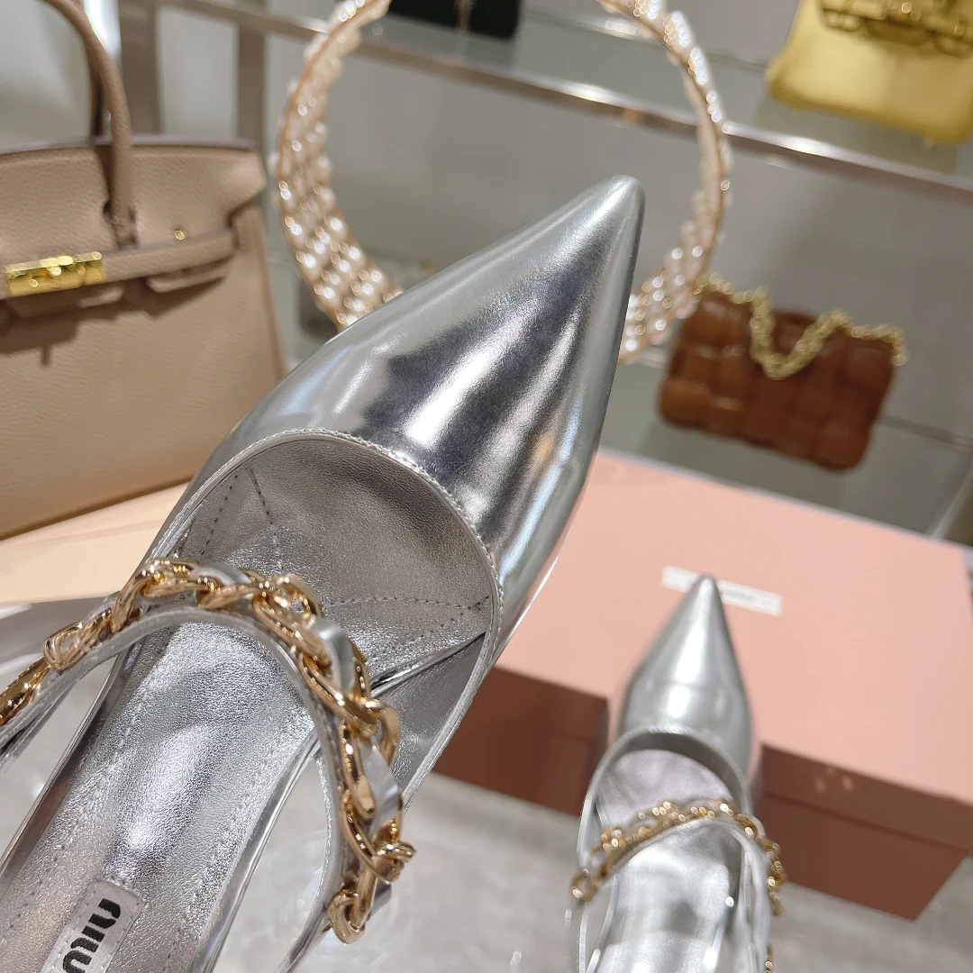 Новинка сезона осень/зима 2022 от Miu Miu - Туфли на каблуке с острым носком и разрезом - Серебристые