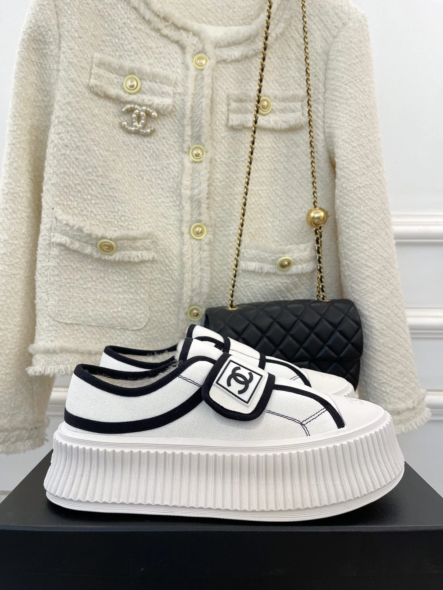 Новинка сезона осень/зима 2022 от Chanel - повседневные туфли на платформе с застежкой-липучкой.