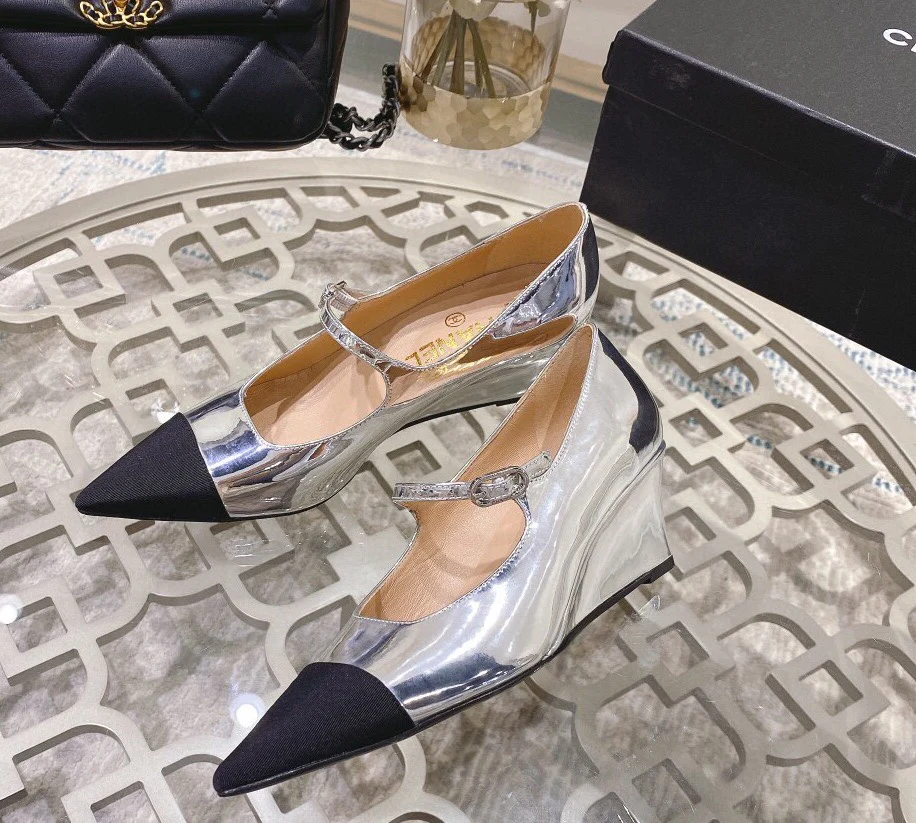 Новинка 2023 года от Chanel - Туфли на танкетке - Серебристые