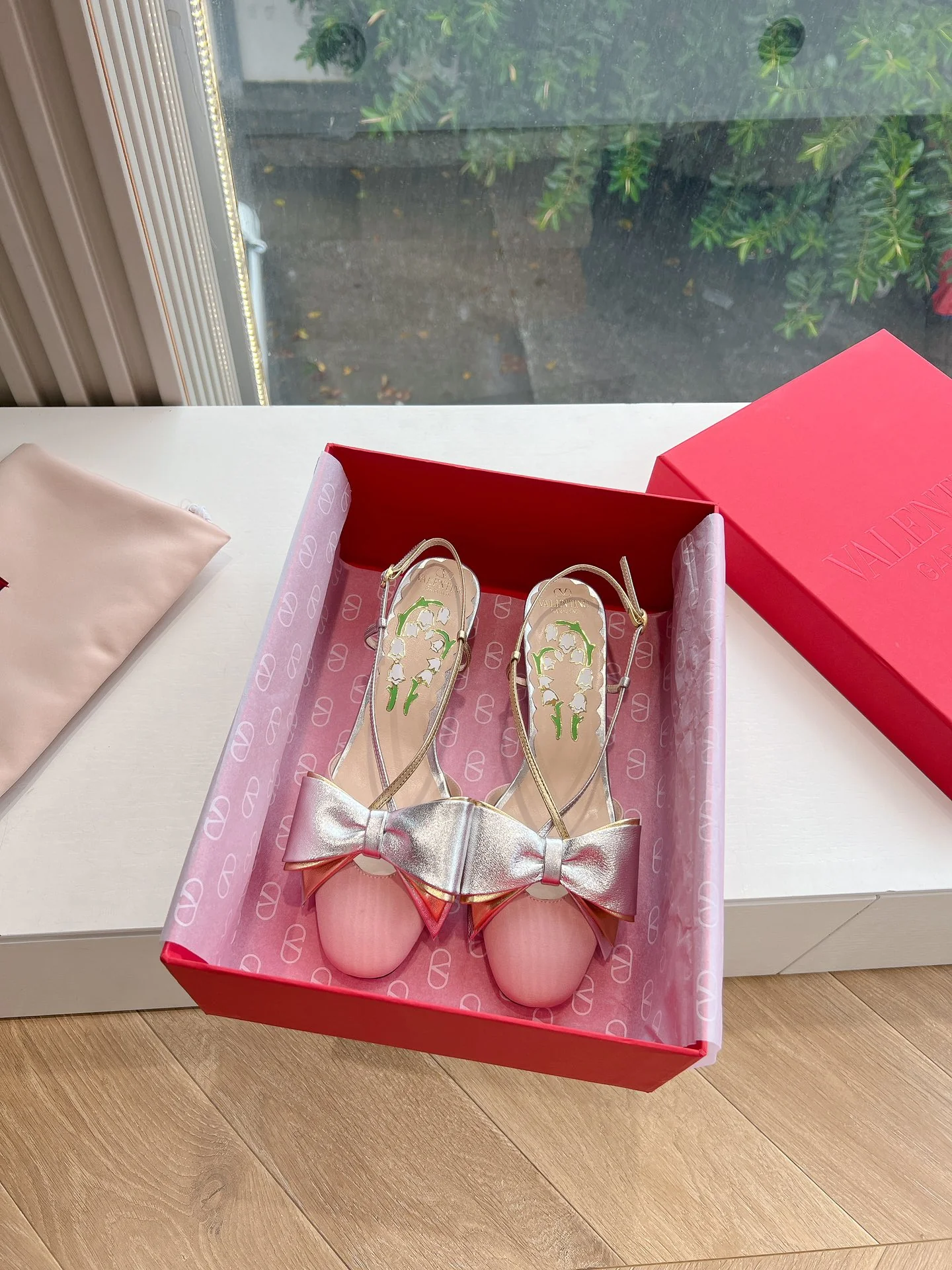 Босоножки на высоком каблуке Valentino 2024 с бантом - розовые