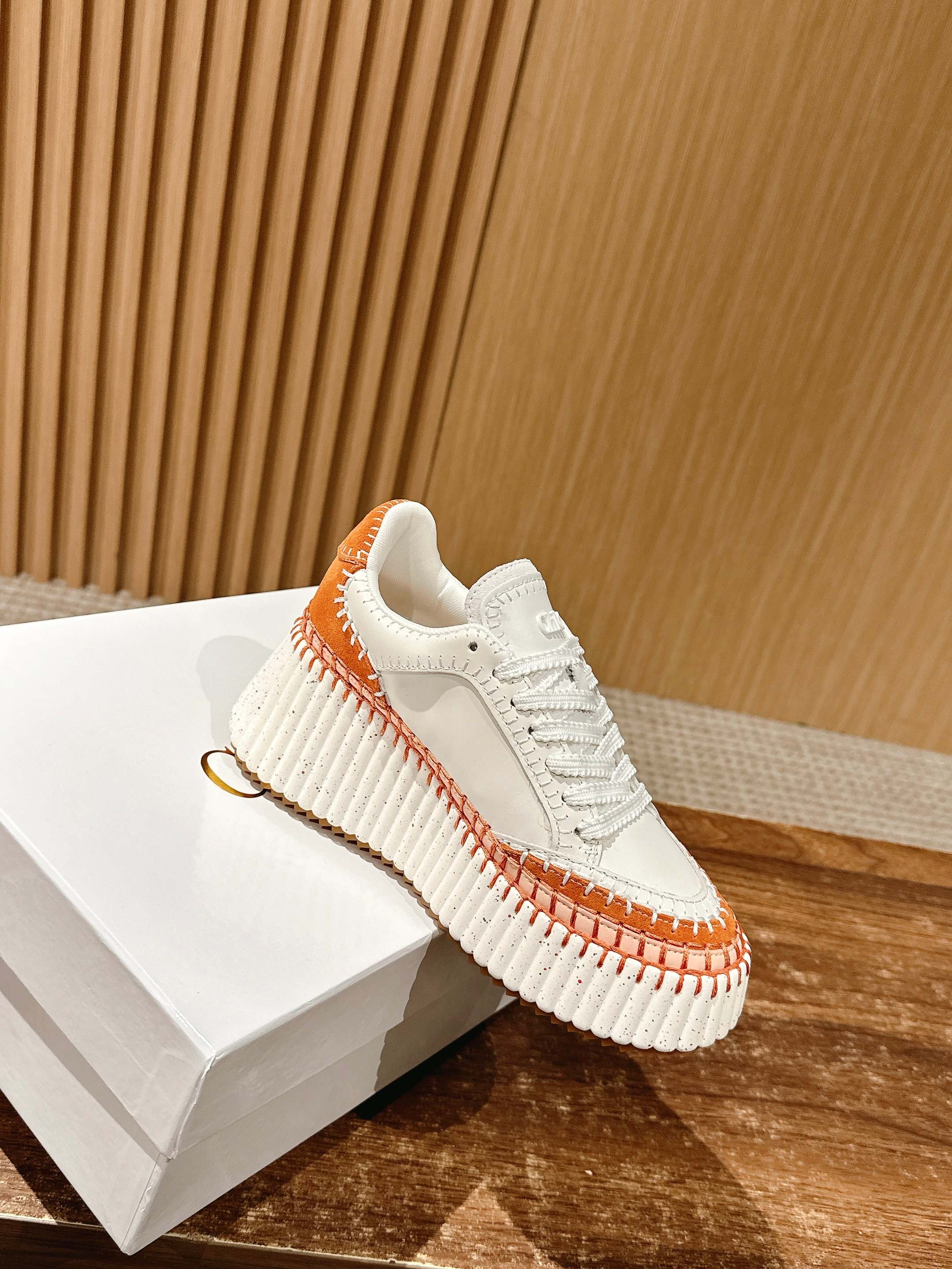 Белые кроссовки Chloe — популярный стиль среди таких знаменитостей, как Джои Юнг, Сон И и Виктория Сон.