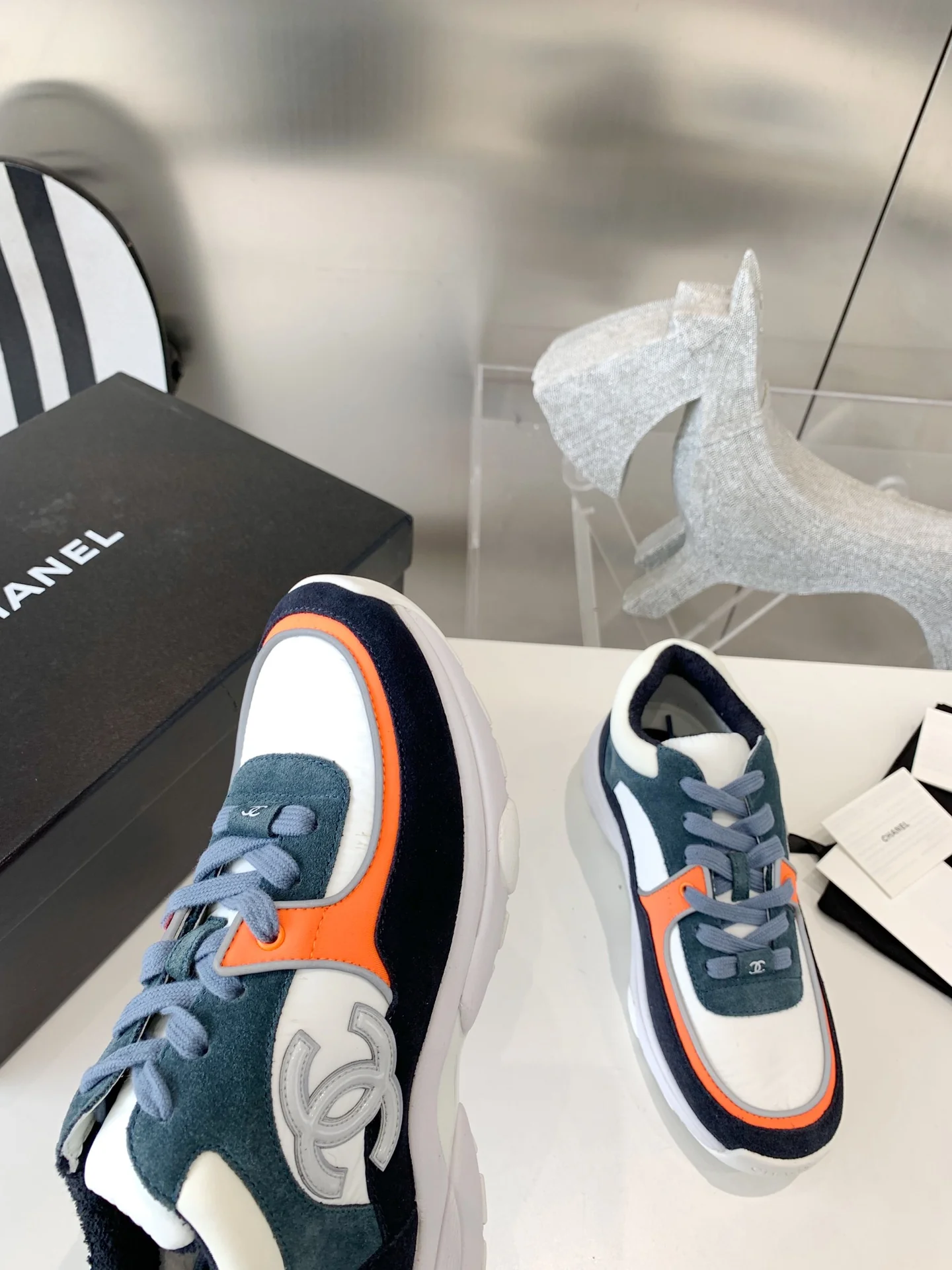 Новинка сезона осень/зима 2022 от Chanel - Спортивные повседневные туфли - Черные