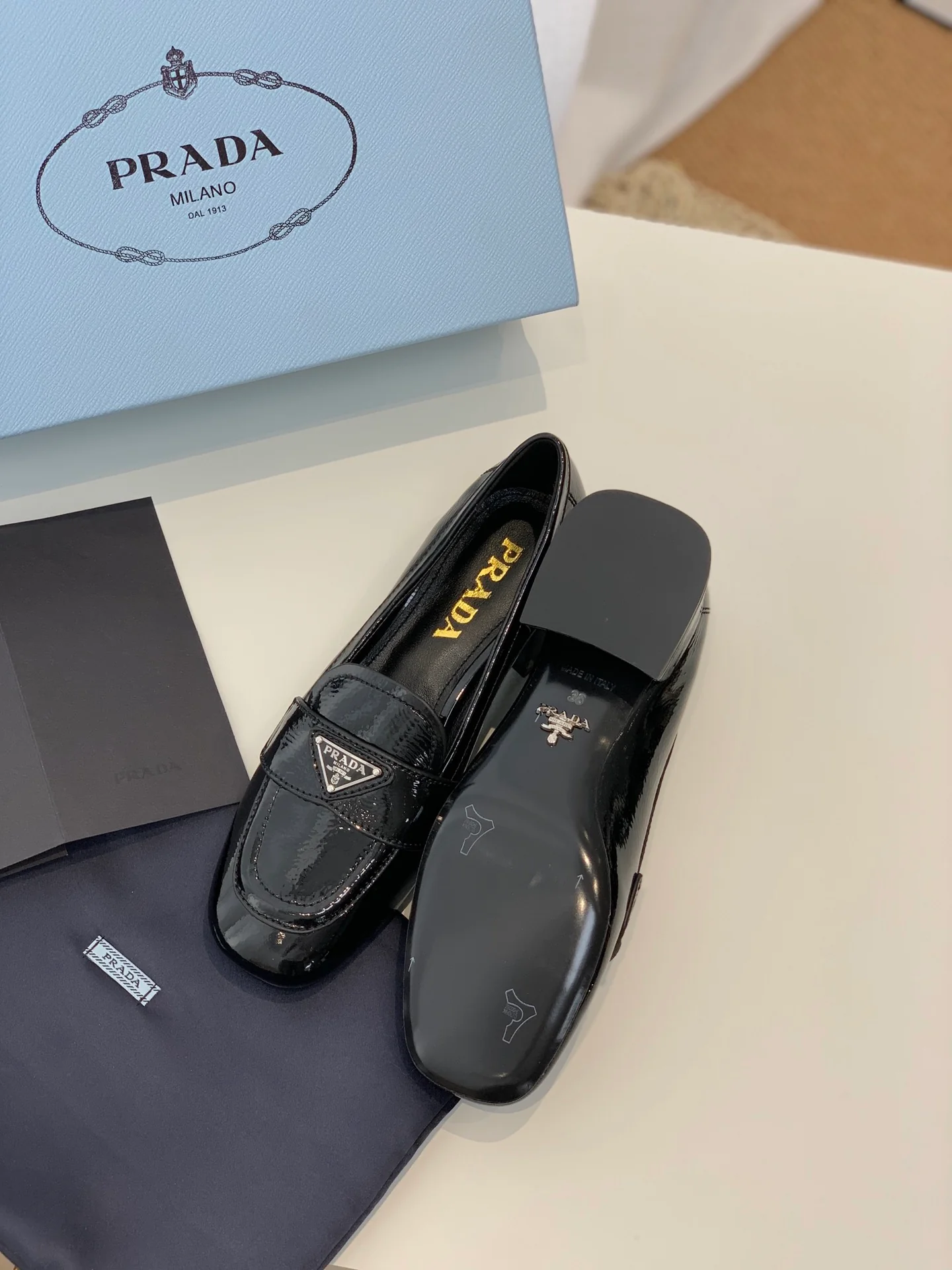 Туфли Prada - Лоферы Prada на плоской подошве - лакированная кожа, черные