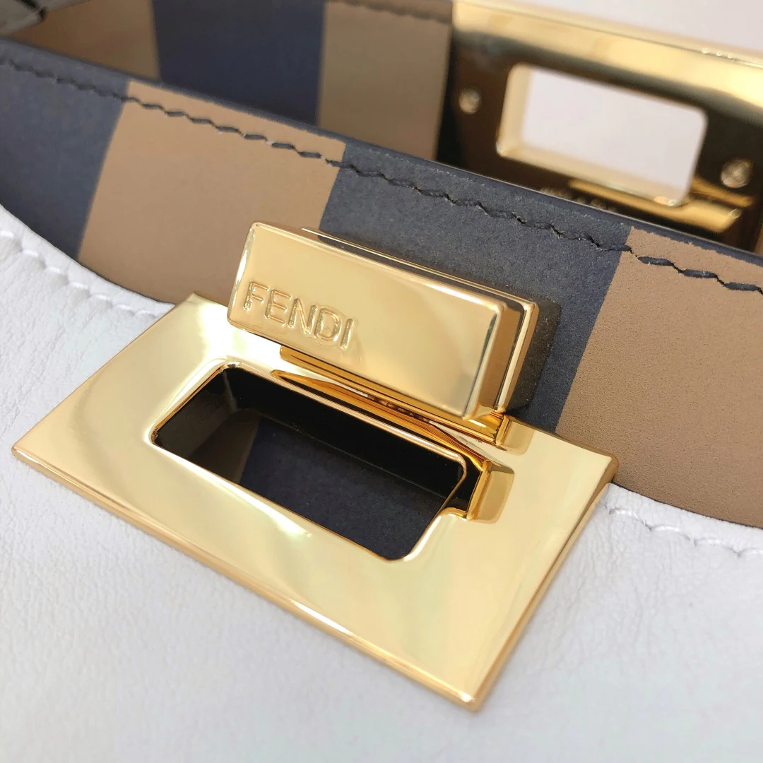 Маленькая белая кожаная сумочка Fendi Peekaboo