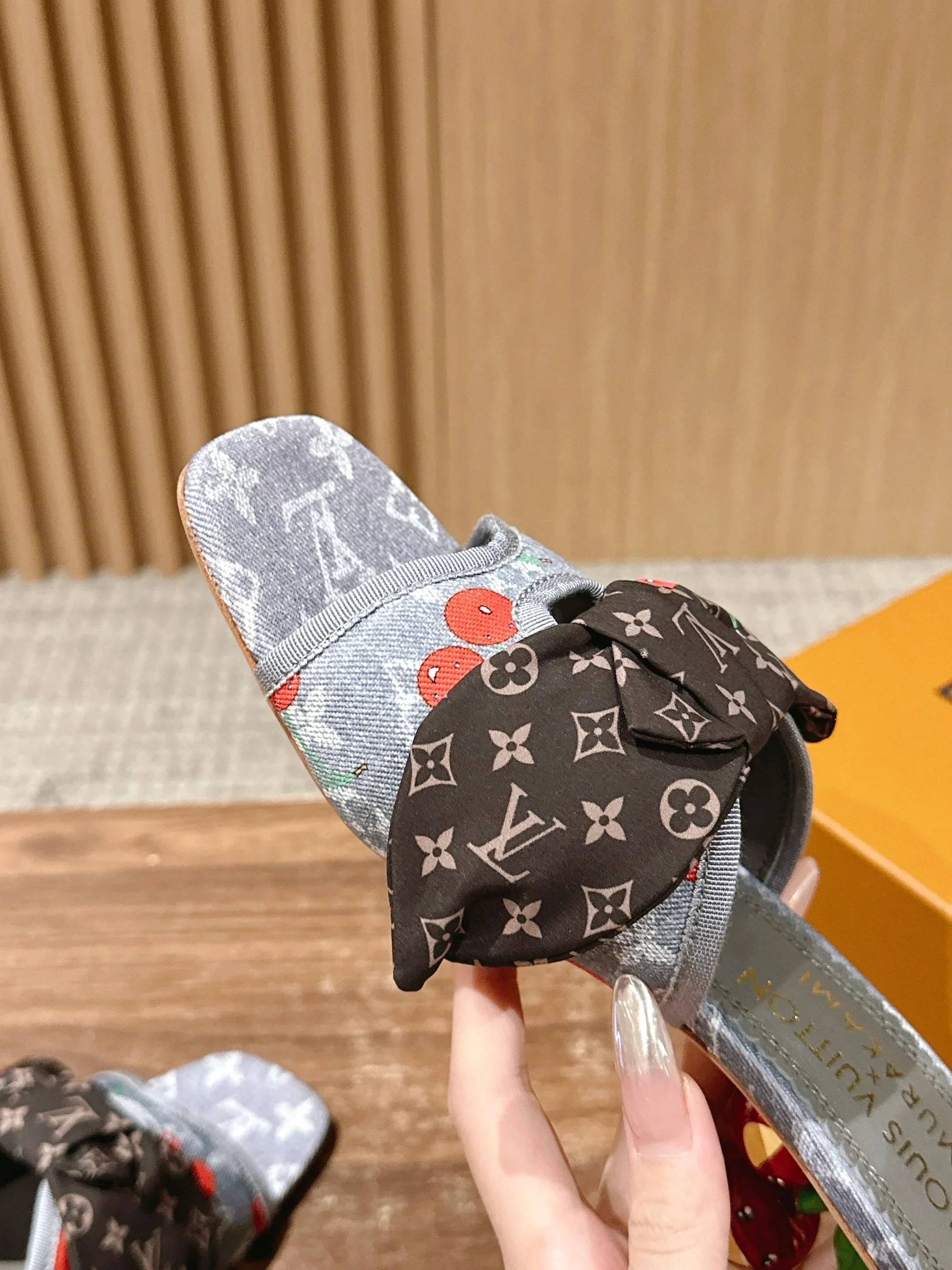 LV - Босоножки на низком каблуке с бантом и вишневым узором - Серые