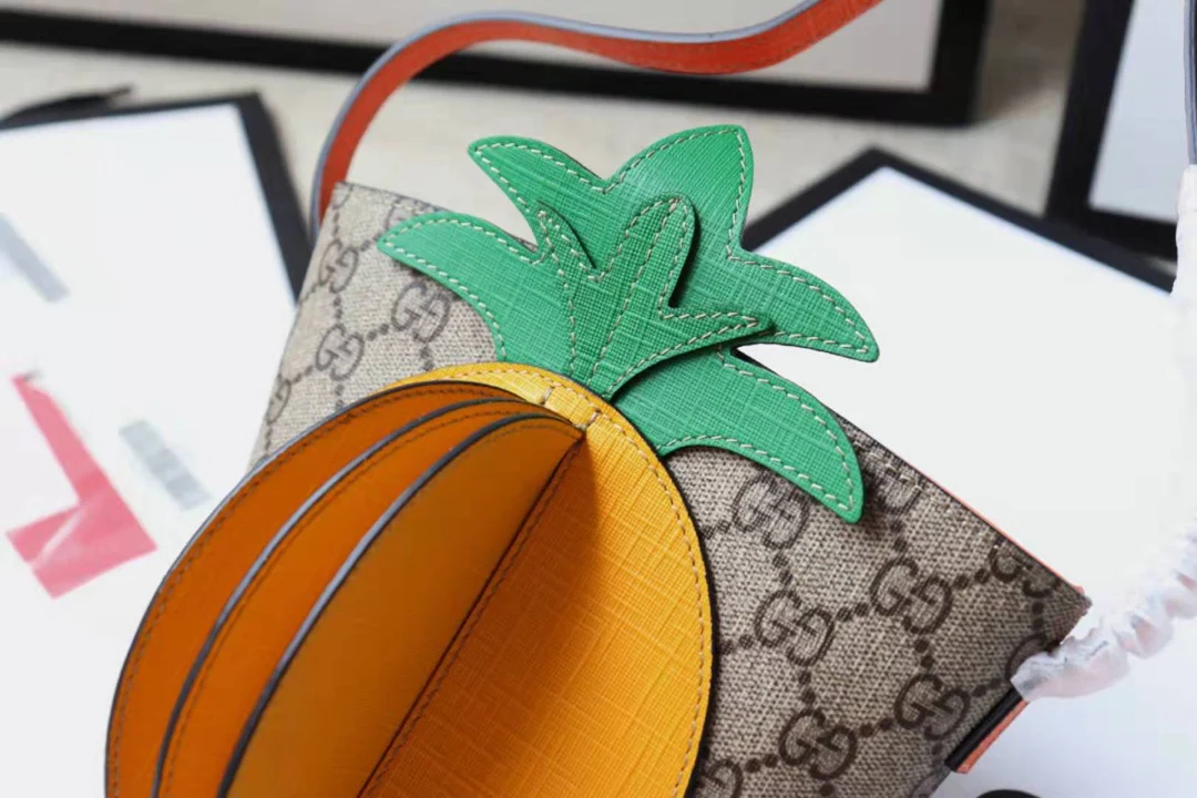 Сумка-ведро Gucci в форме ананаса