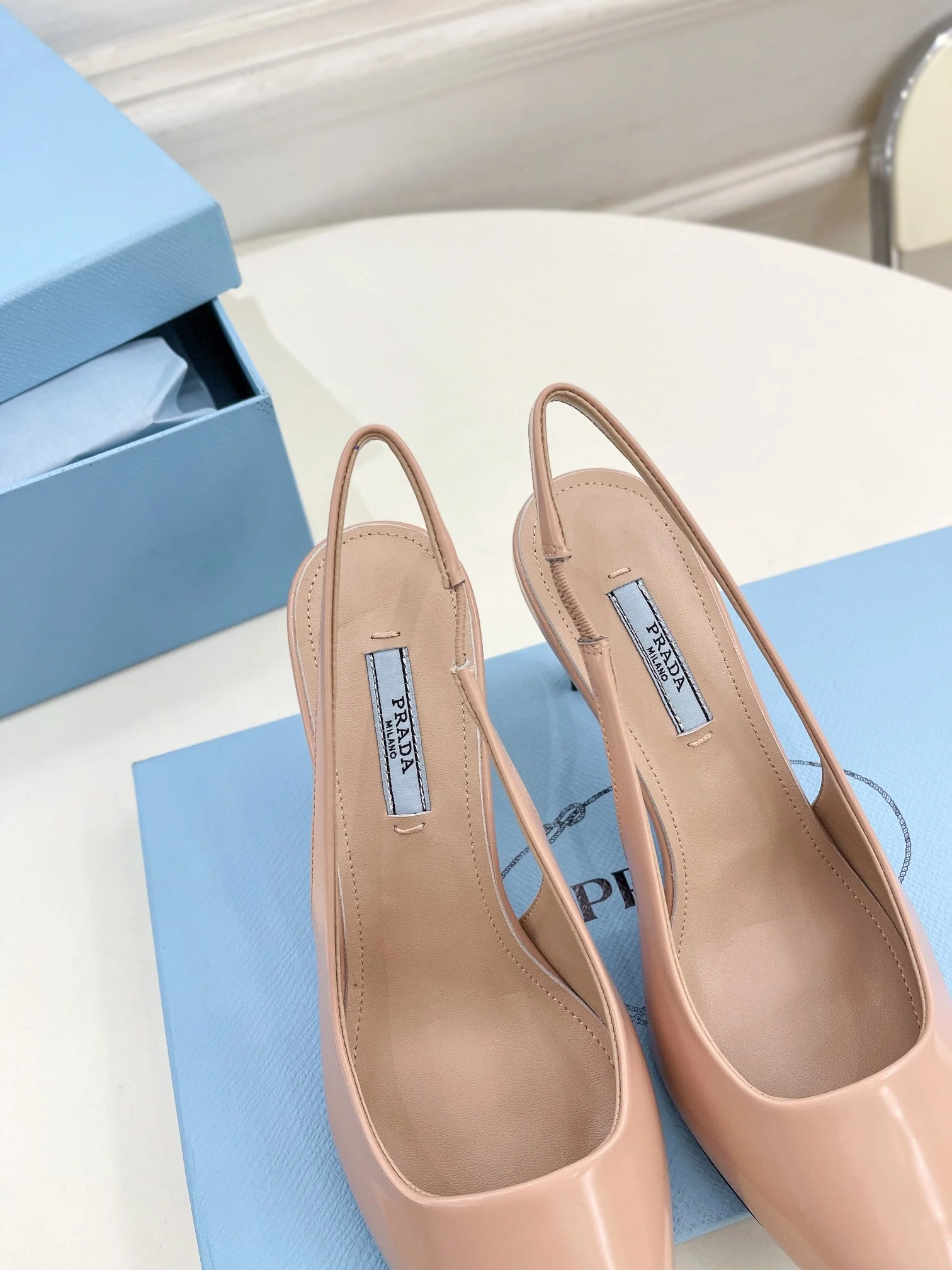 Новинка весны 2023 года от Prada - сандалии и туфли на каблуке с острым носком - розовые.