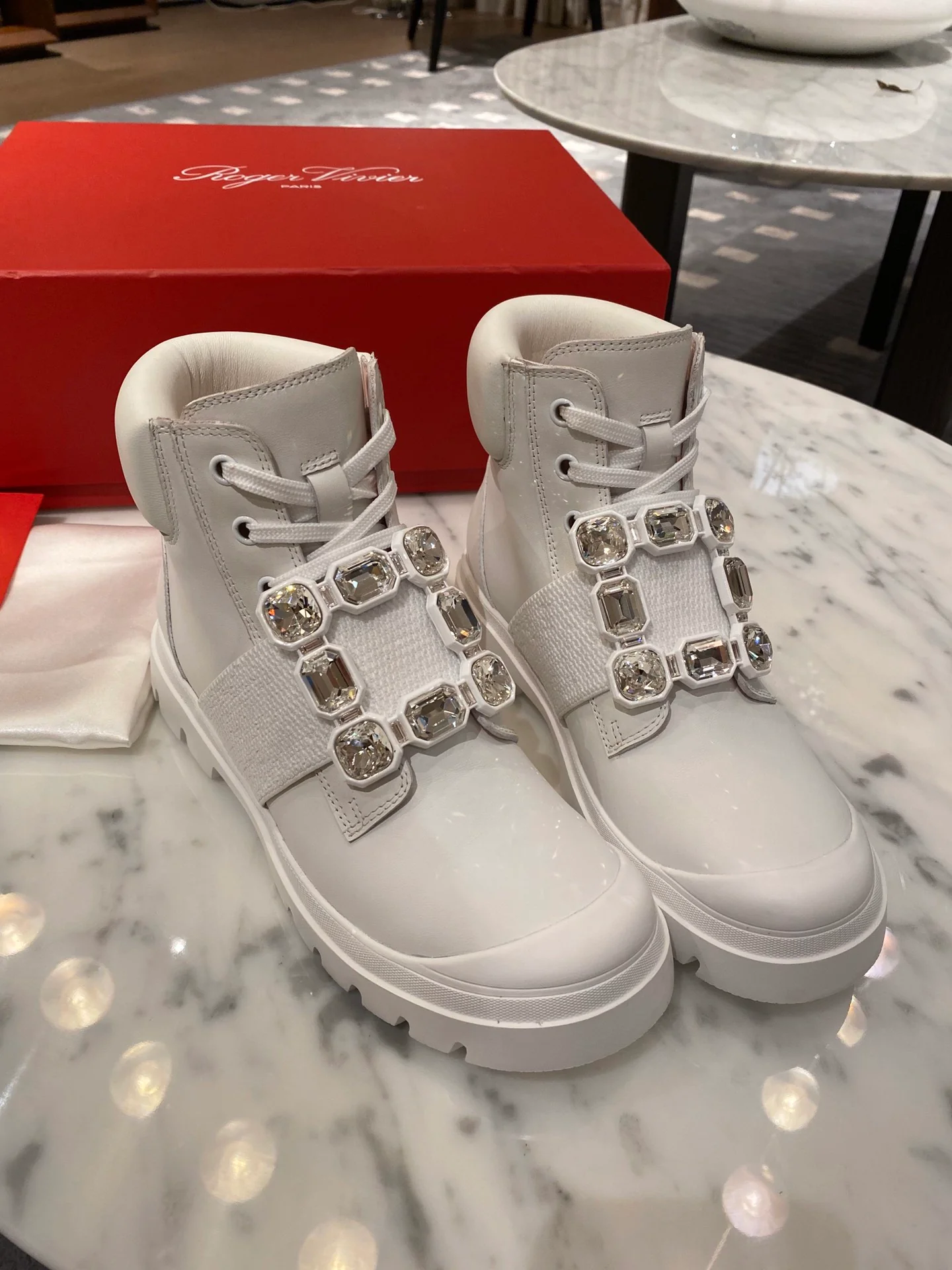 RV - Осенне-зимняя коллекция. Ботильоны на тонком шнурке с квадратной пряжкой - белые.