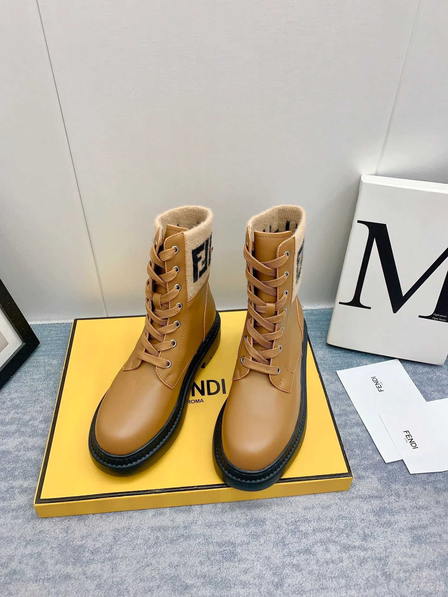 Новинка сезона осень/зима 2023 от Fendi - Ботильоны из канваса с монограммой - Цвет хаки