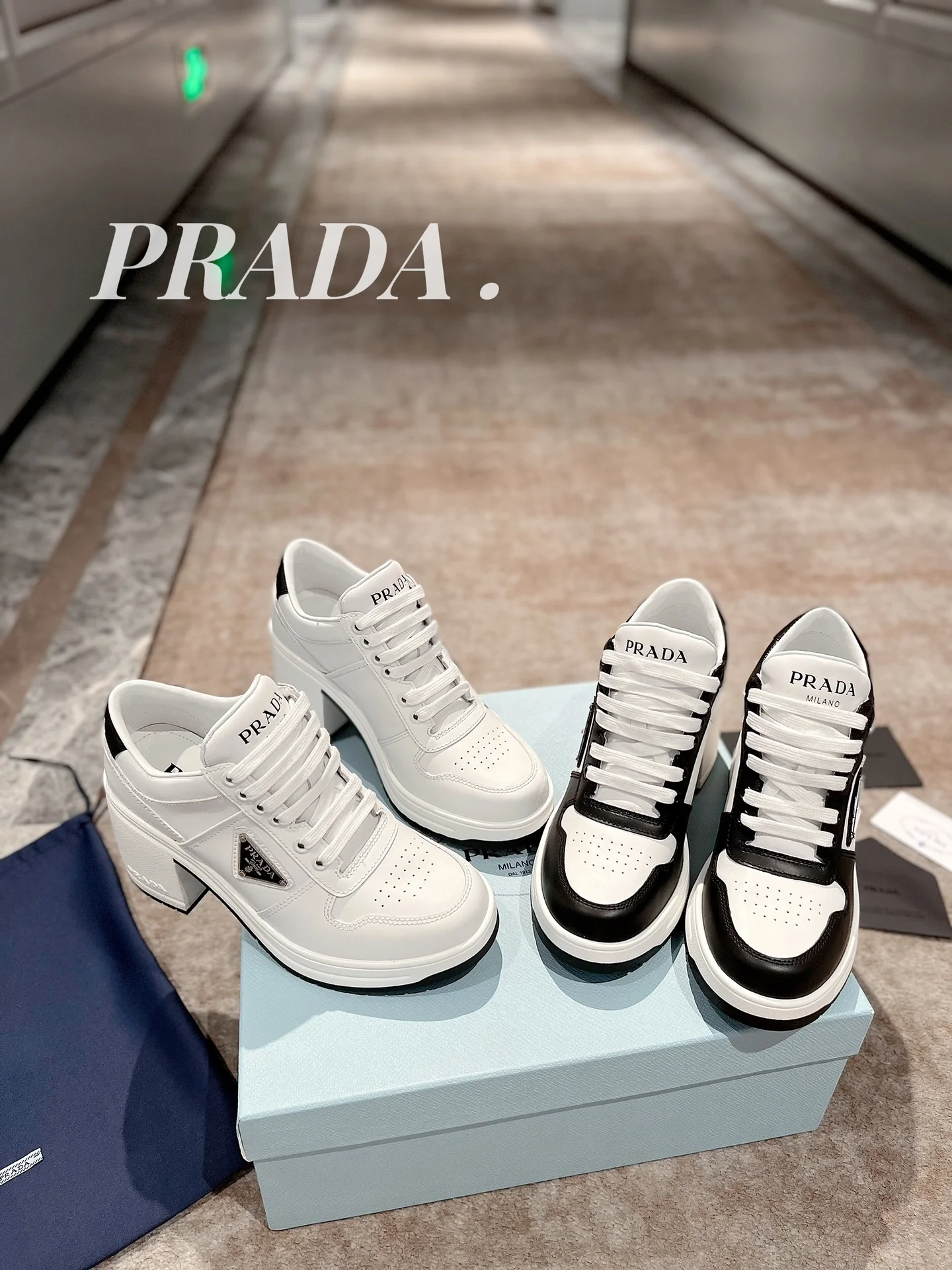 Новинка весны 2022 года от Prada - Спортивные туфли на массивном каблуке - Белые