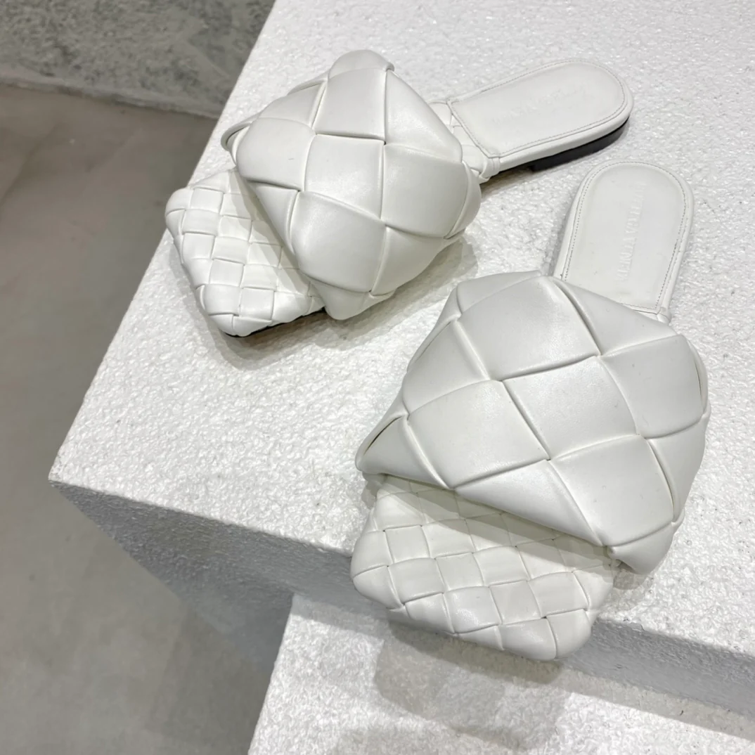 Новинка сезона весна/лето 2021 от BV - Плоские плетеные тапочки - Белые