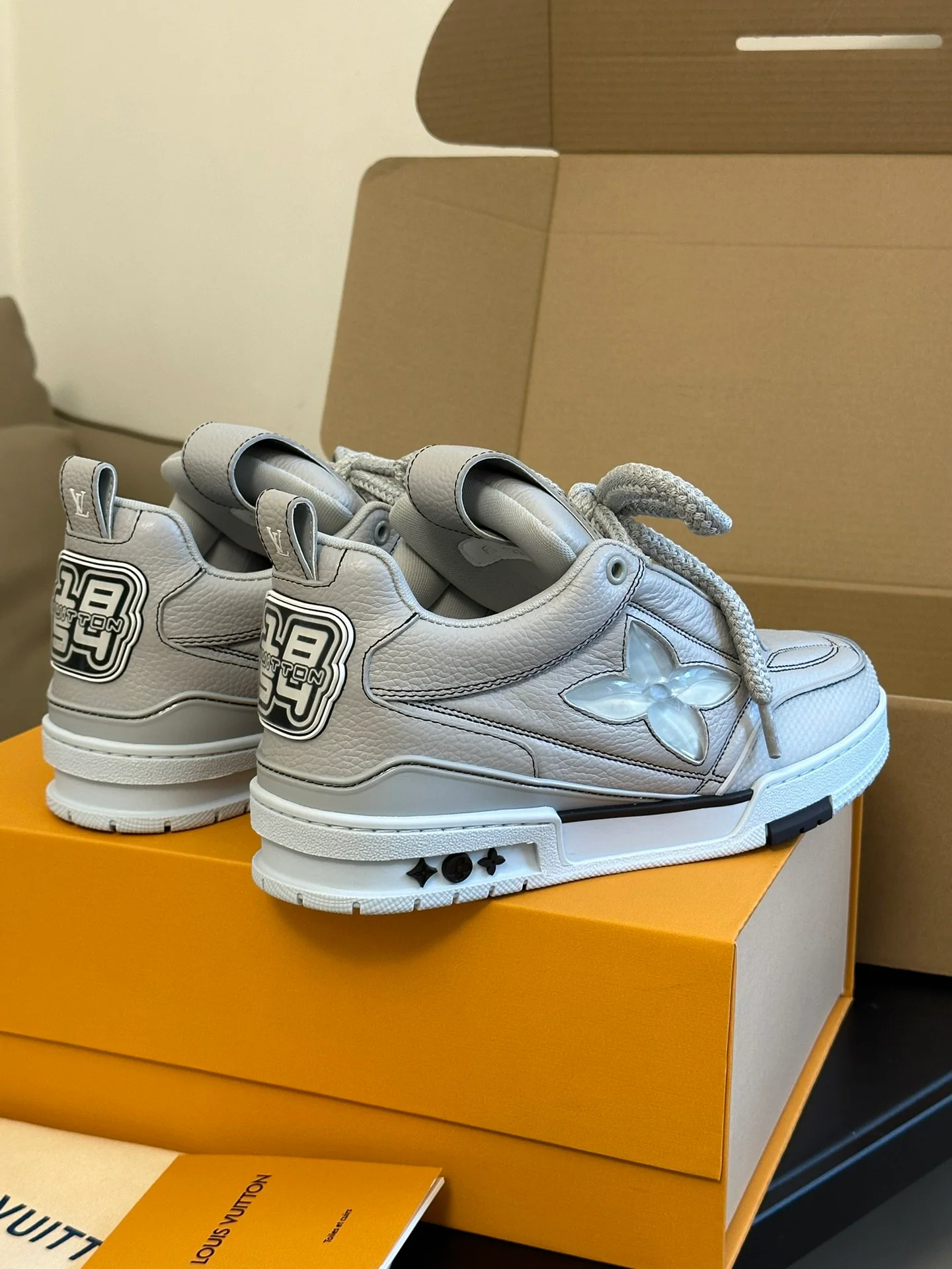 Новинка LV 2023 - Кроссовки - Серебристо-серые