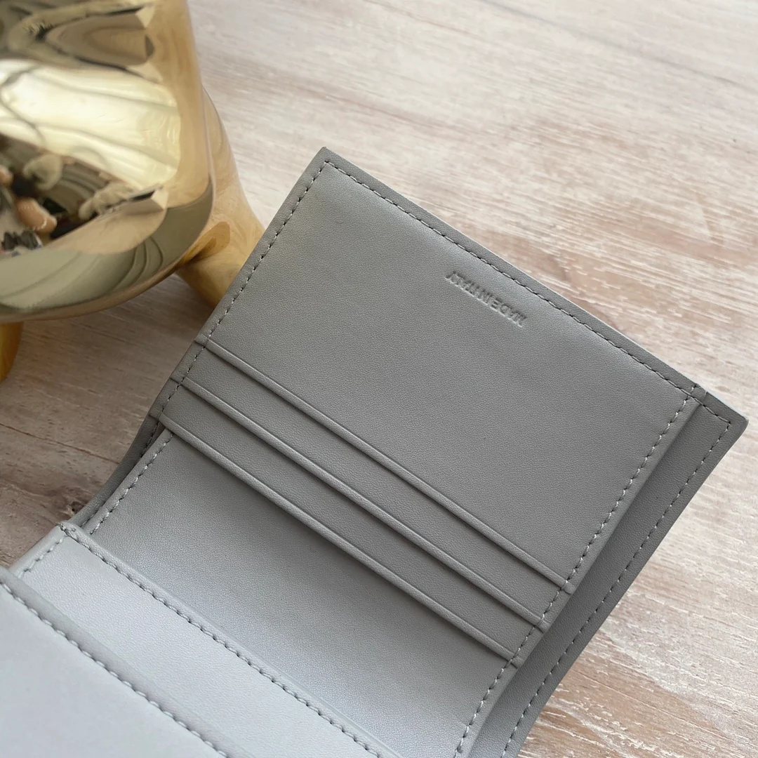 Маленький глянцевый кошелек Celine Triomphe с клапаном из овечьей кожи — минерально-серый.