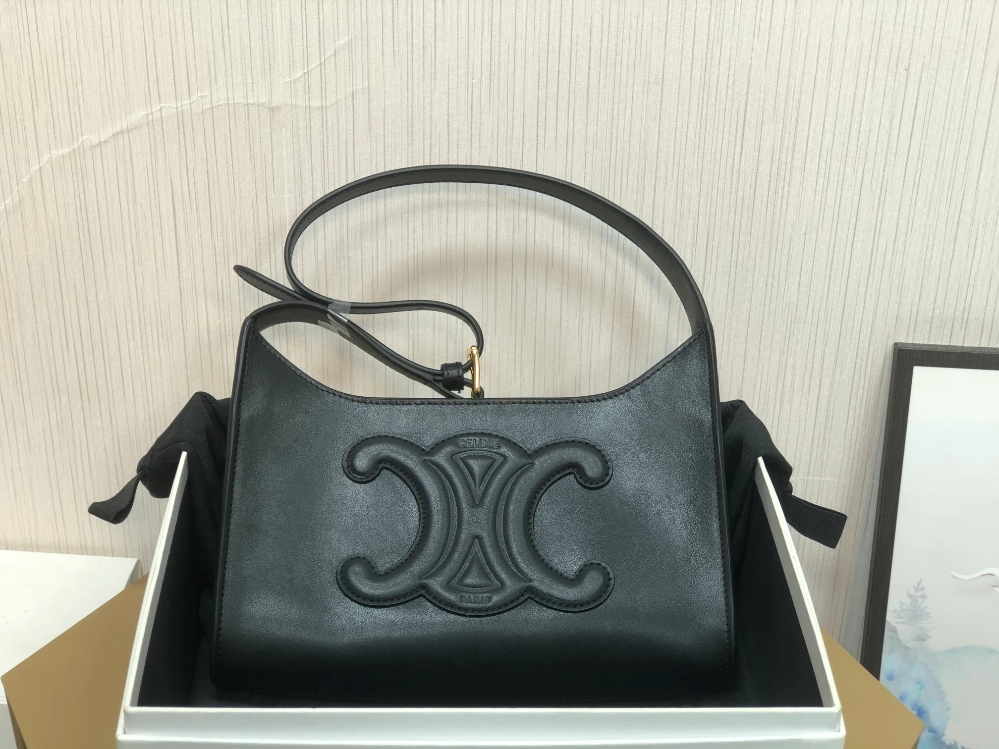 Новинка сезона весна/лето 2022 от Celine - Cuir Triomphe - сумка через плечо из гладкой телячьей кожи - 1