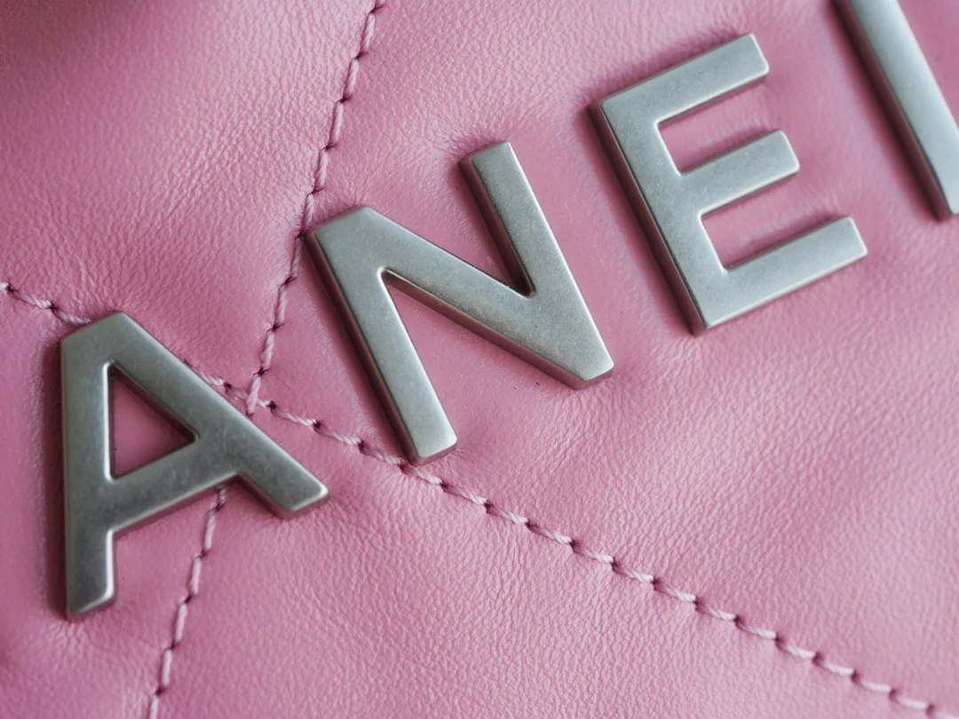 Новинка сезона весна/лето 2023 от Chanel - сумка 22 - мини - розовая с серебряной пряжкой