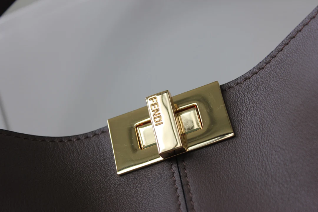 Сумка Fendi Peekaboo Lite Medium из темно-коричневой кожи.