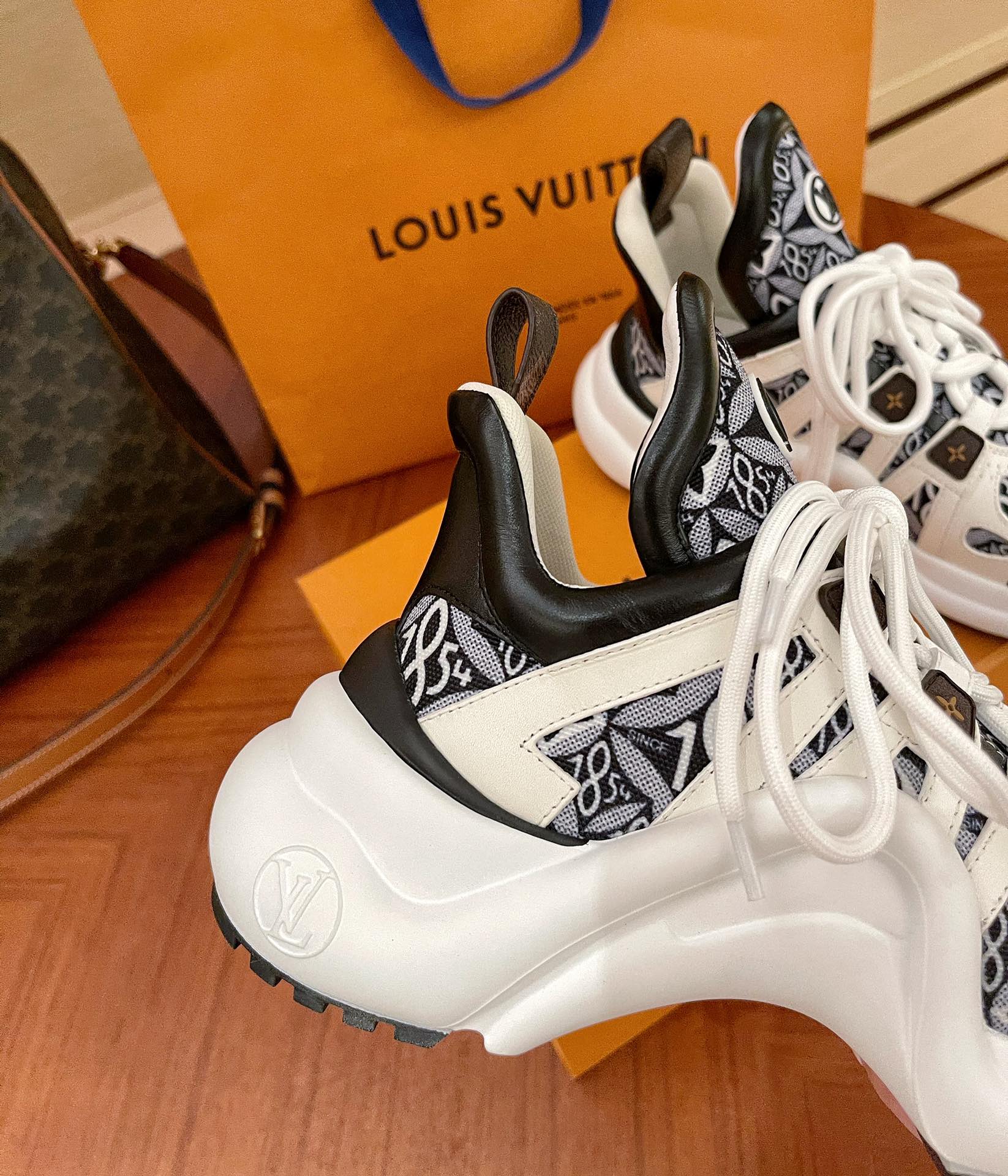 Серия LV Archlight - Новые кроссовки для папы - 11