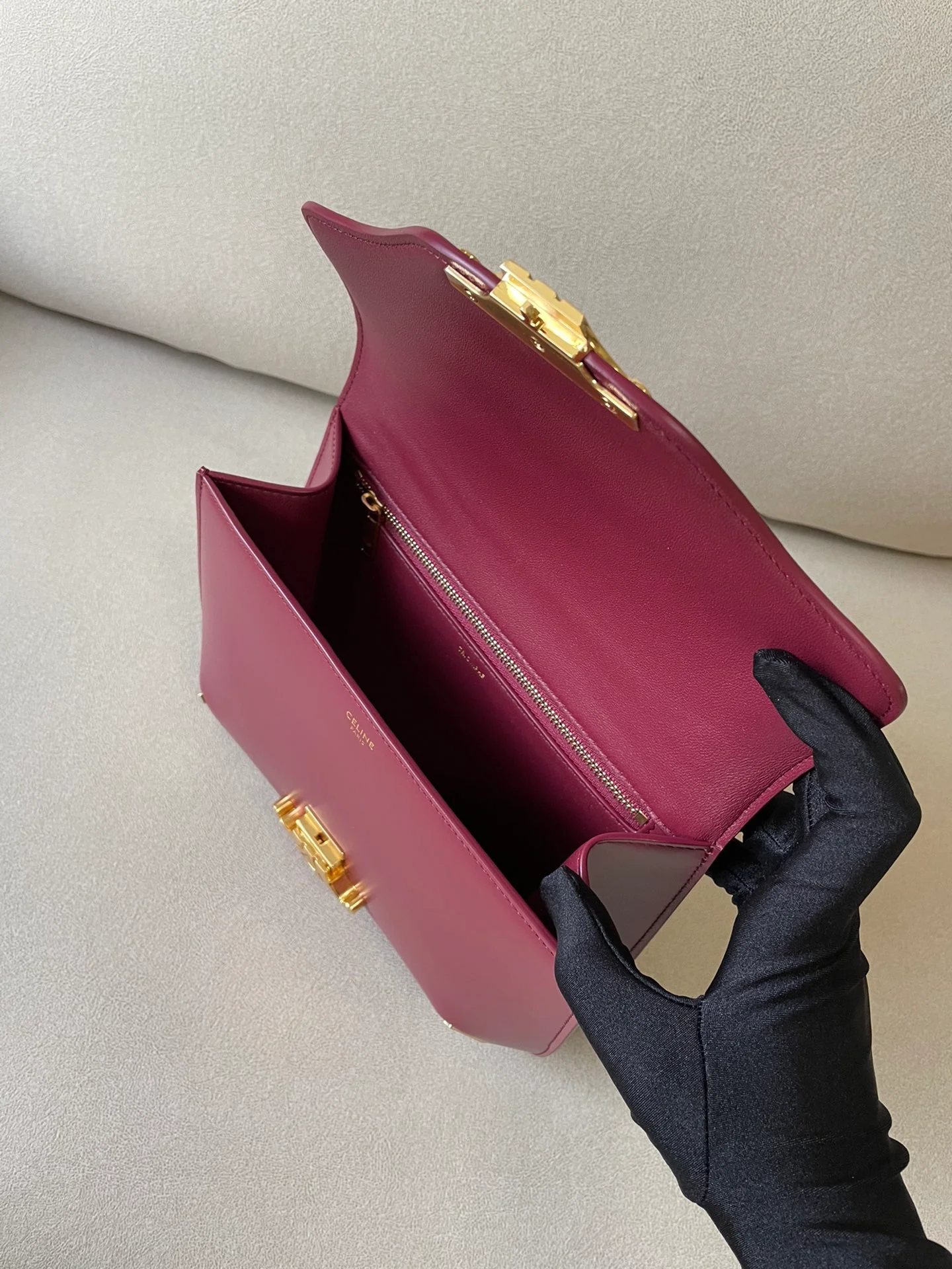 Коллекция Celine осень 2022 - Кожаная сумка Besace на цепочке - Темно-красная