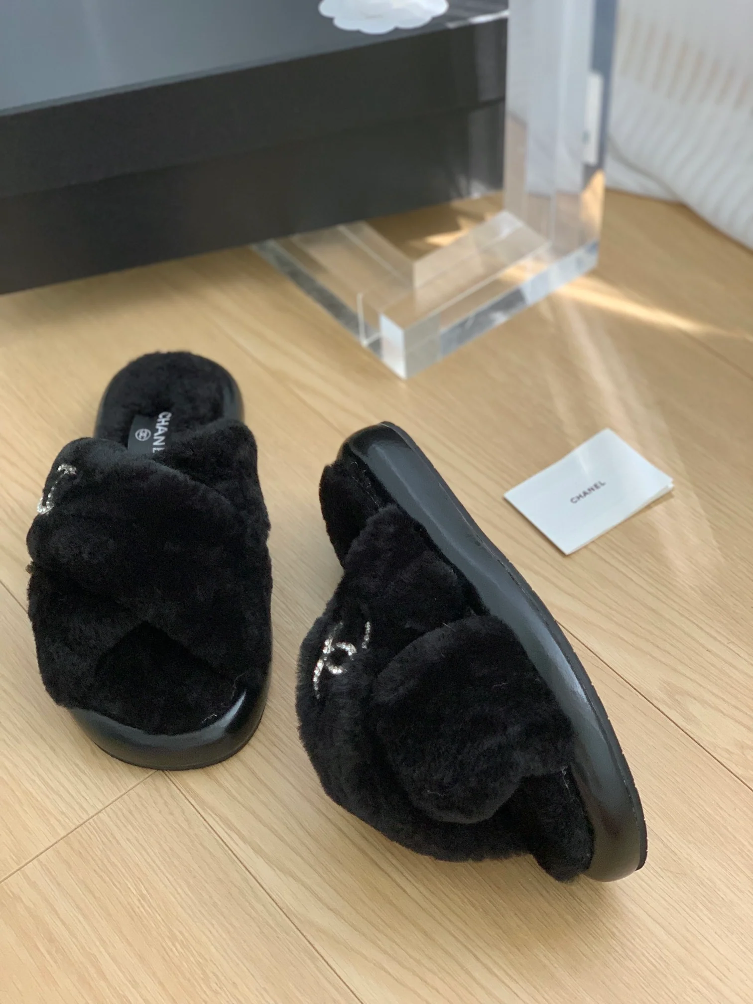 Новинка сезона осень/зима 2023 от Chanel - Классические меховые тапочки с двойной буквой С - Черные