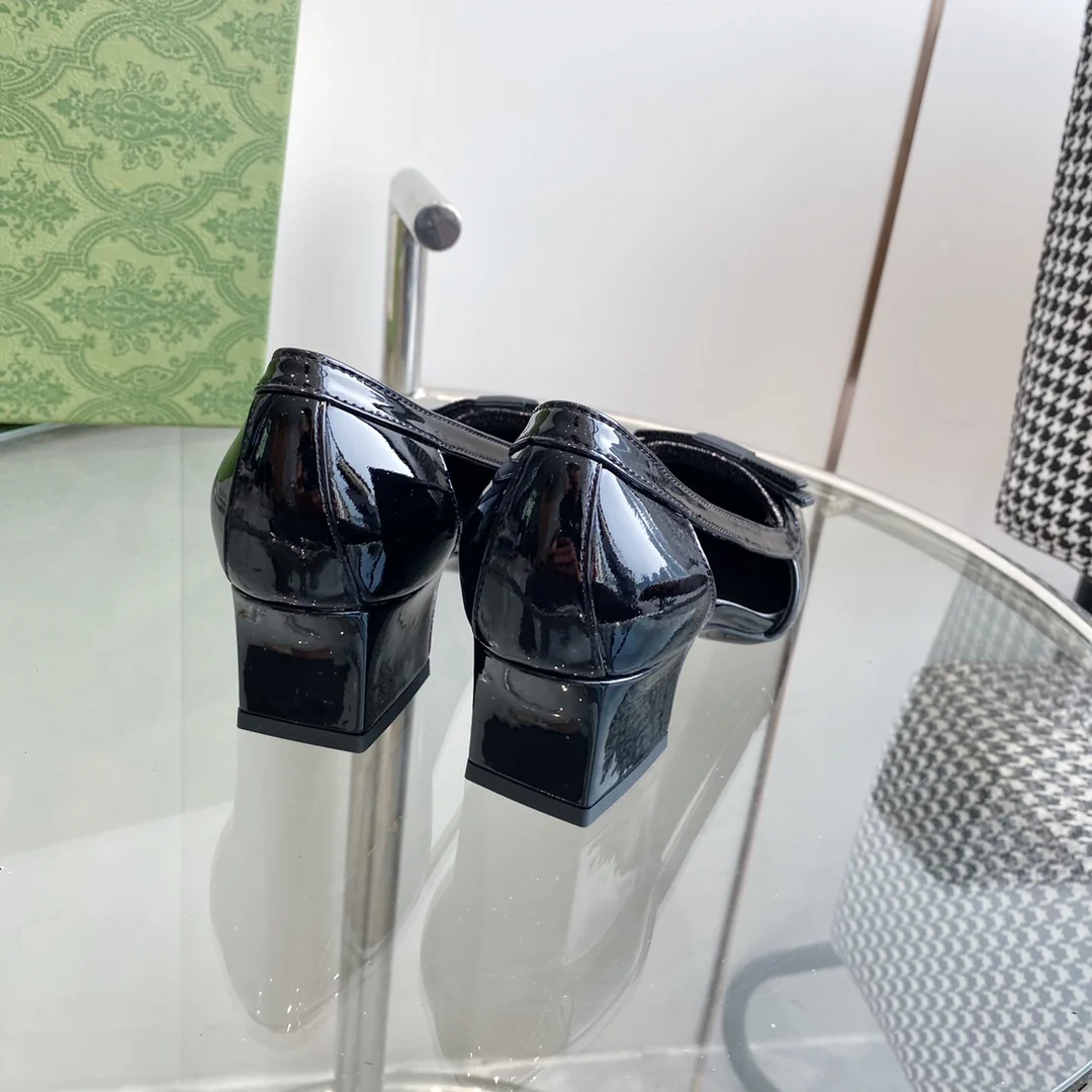 Новинка 2023 года от Gucci - балетки с ажурным квадратным носком и бантом.