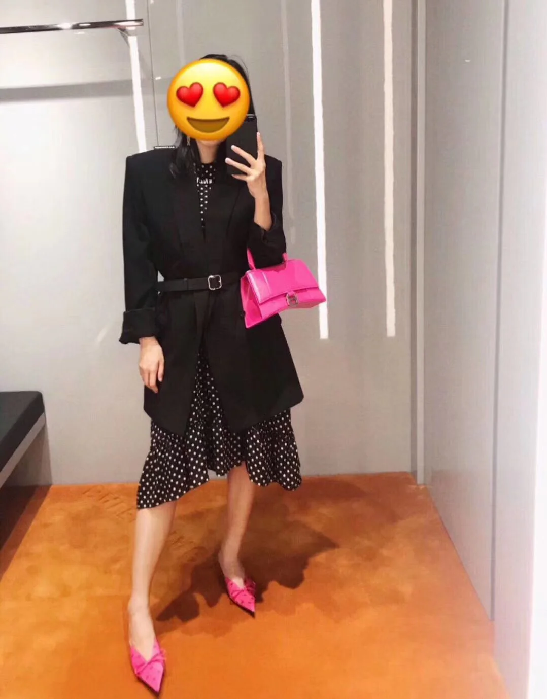 Сумка Balenciaga Hourglass - розово-красная, из гладкой кожи.