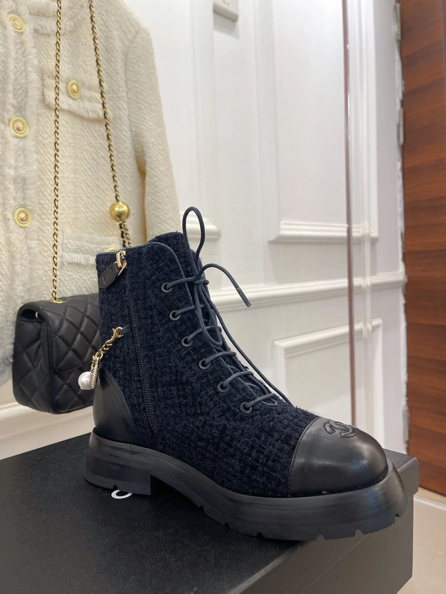 Новинка весны 2022 года от Chanel — ботильоны на шнуровке.