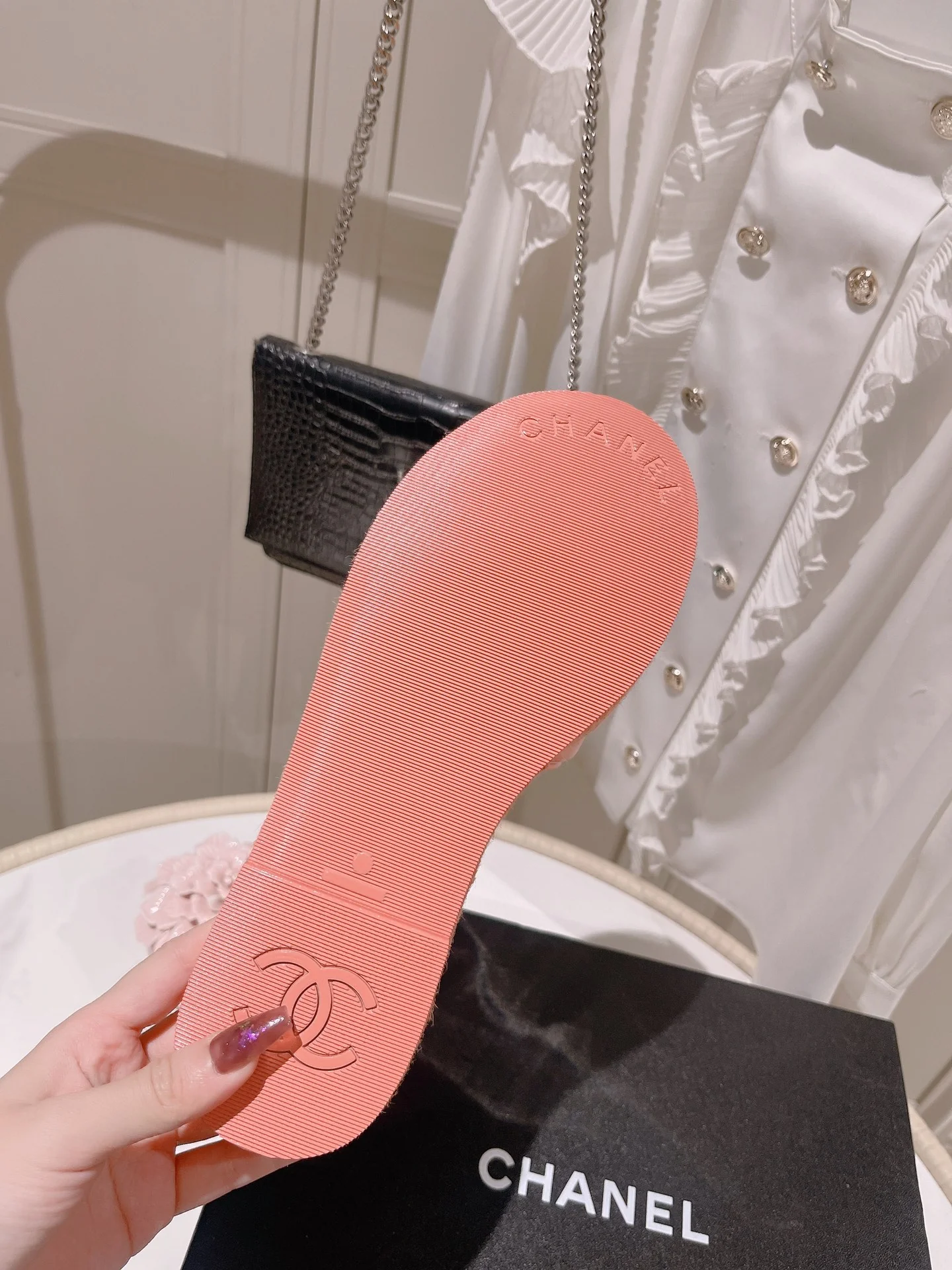 Новинка сезона весна/лето 2023 от Chanel - Тапочки из овечьей кожи - Розовые