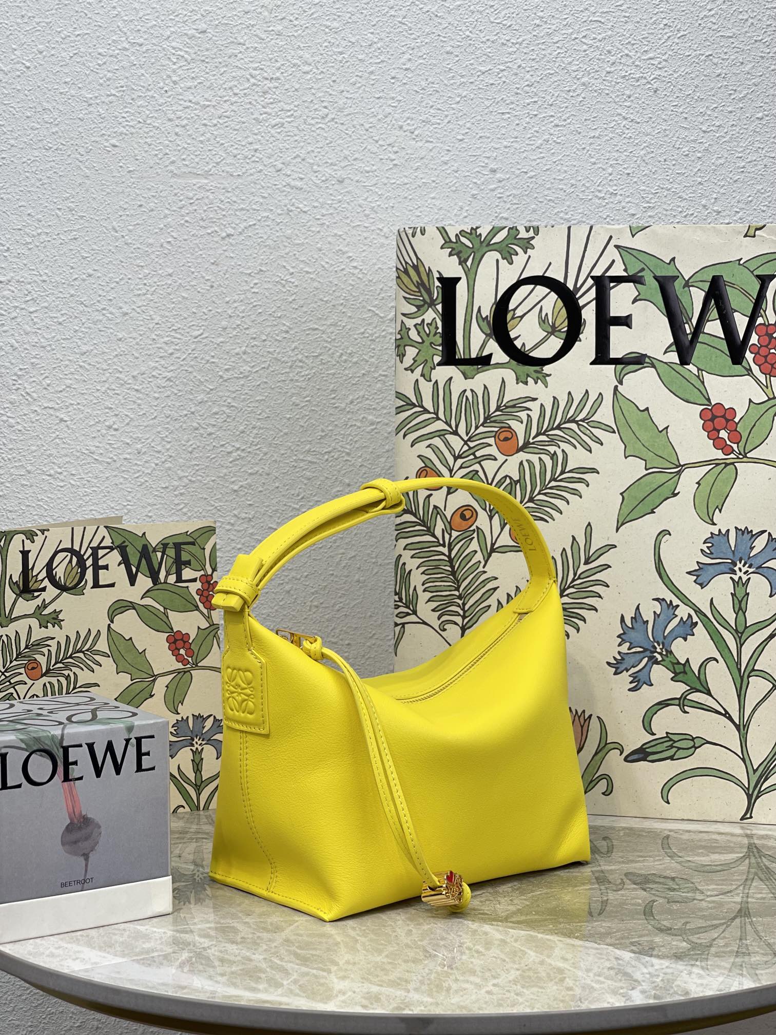 Ланч-сумка Loewe Cubi из панамской телячьей кожи желтого цвета - 20-5-17-12-5 см