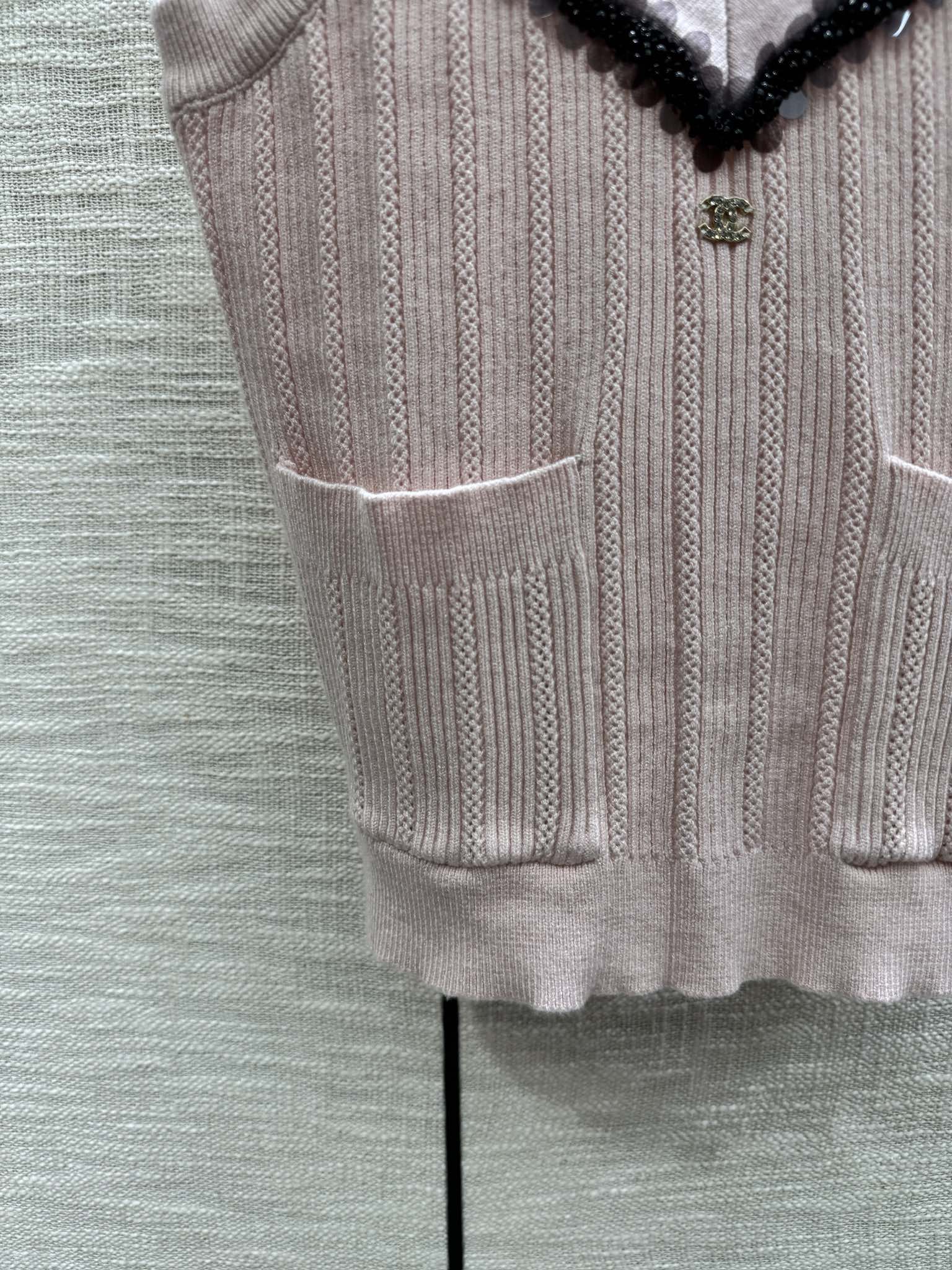 Chanel - Коллекция ?Ранняя весна?, трикотажная майка с V-образным вырезом, украшенная множеством пайеток, розовая.