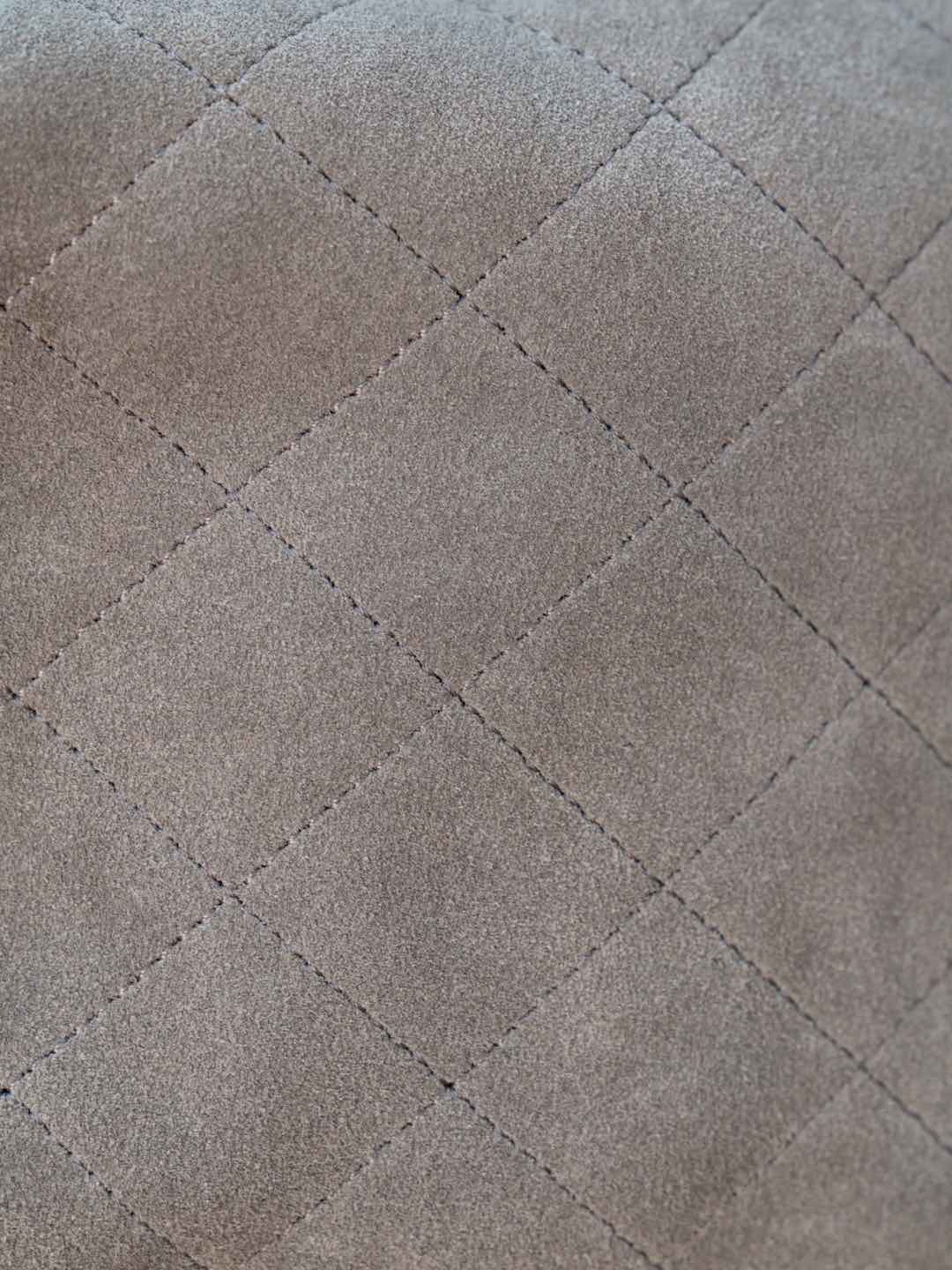 Сумка-хобо Chanel с завязками, замша, серая.