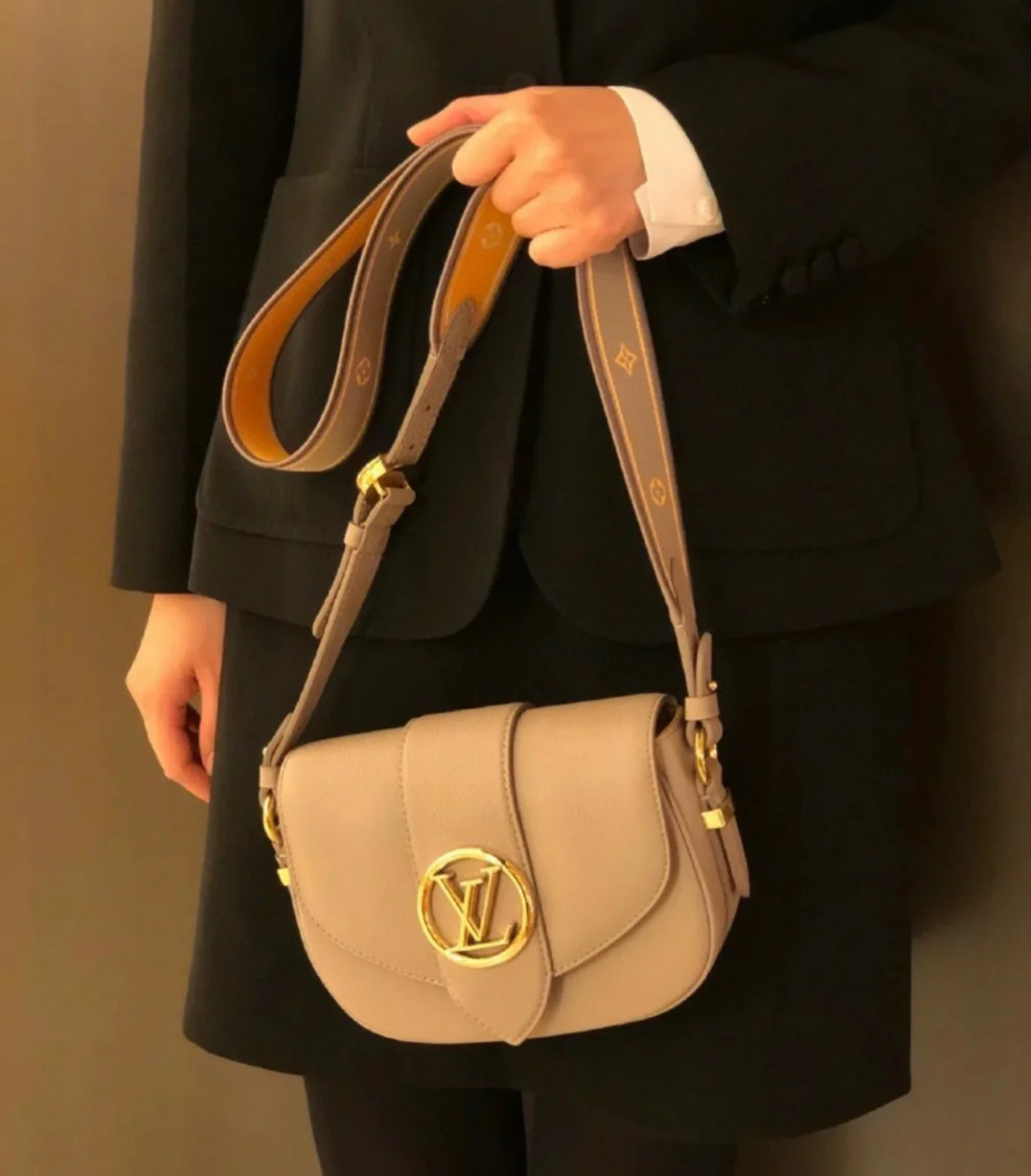 m58727-LV-pont-9-soft-handbag-apricot color outfit photo
