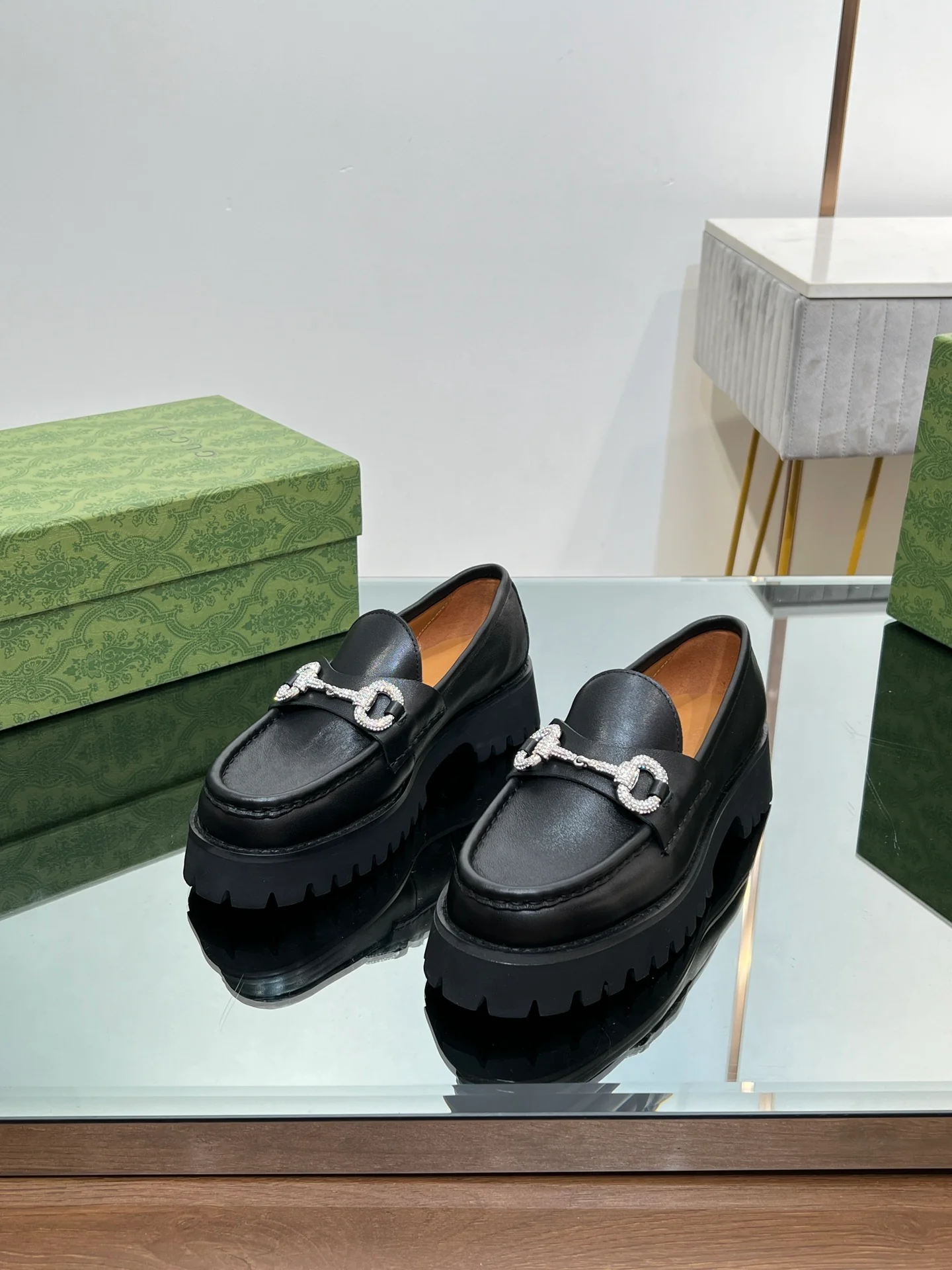 Лоферы Gucci 2024 на платформе с кристаллами и стразами, черные - 1 шт.