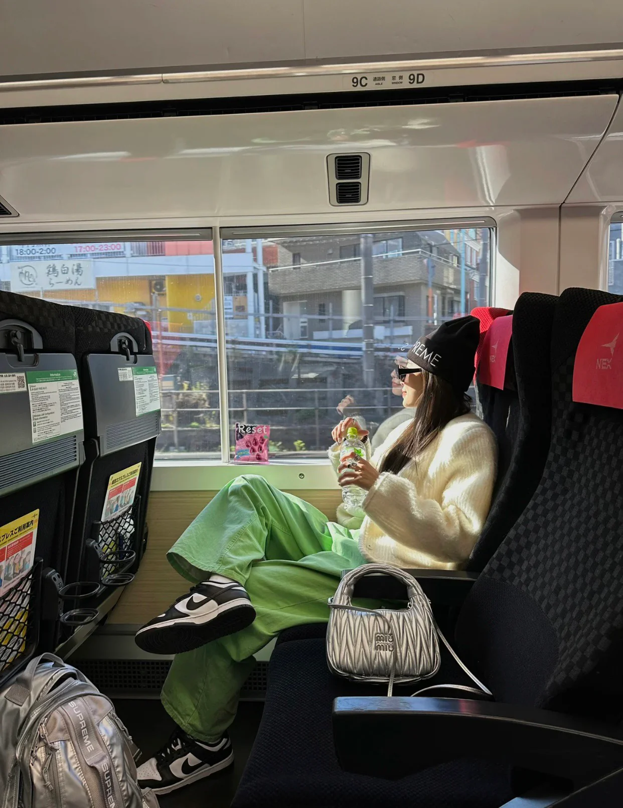 Сумка Miu Miu Wander — маленькая, из овечьей кожи — серебристая — Носите и делитесь