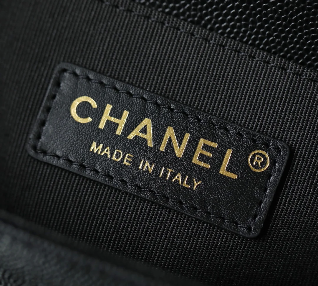 Chanel - ????? Маленькая черная с ромбовидным узором и золотой пряжкой