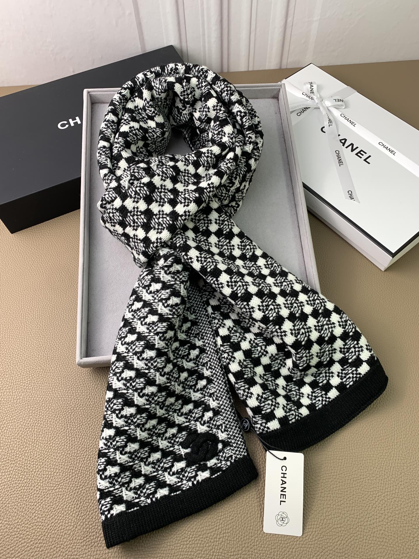 Chanel - Вязаный кашемировый шарф с золотыми и серебряными нитями - 30 см - 180 см