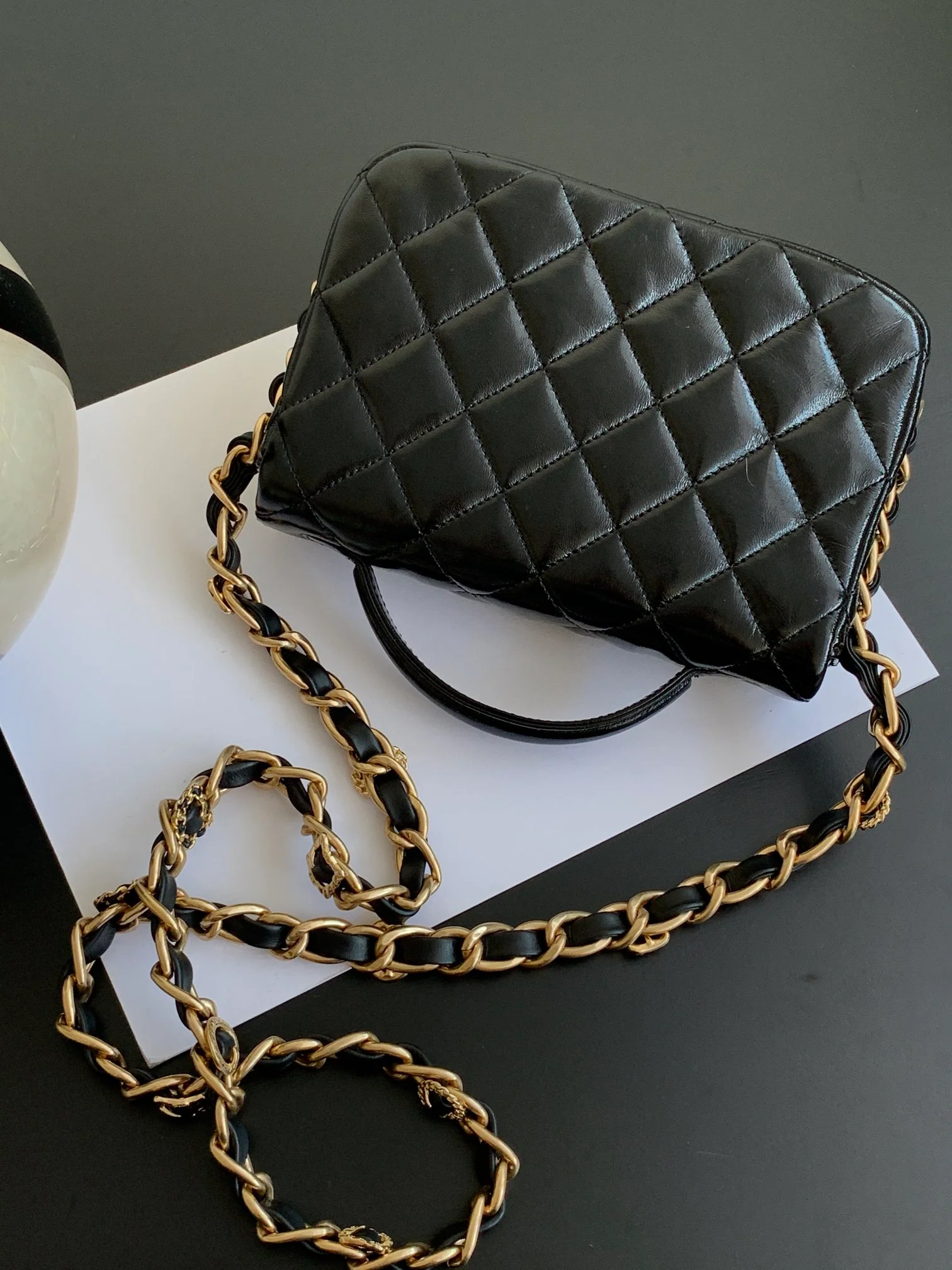 Chanel - Сумка-мессенджер с ручкой из овечьей кожи - Черная