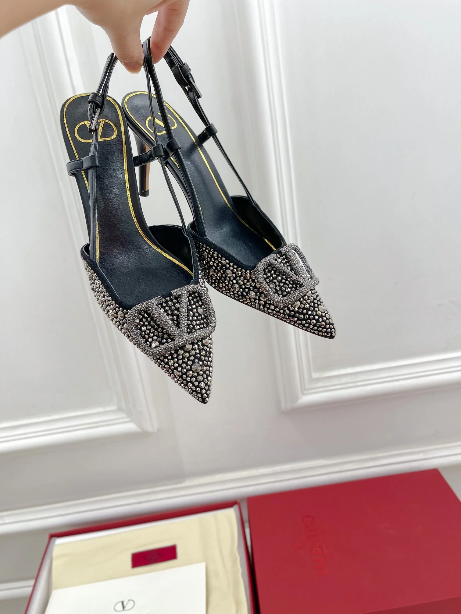 Новинка лета 2023 от Valentino - Серия Roman Stud - Сандалии со стразами - 4-5 см - Черные