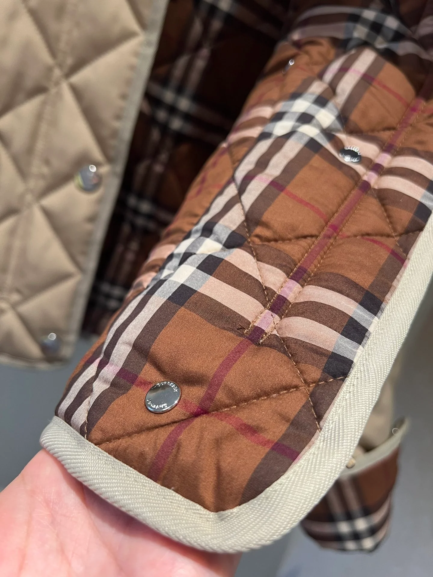 Пуховая куртка Burberry осень/зима - классический клетчатый узор с вельветовым воротником.