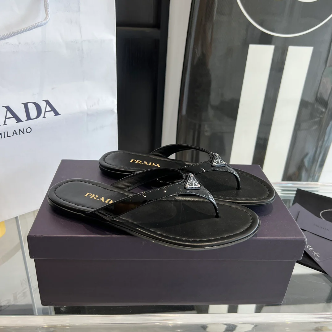 Новинка Prada 2023 года - Глянцевые тапочки - Черные