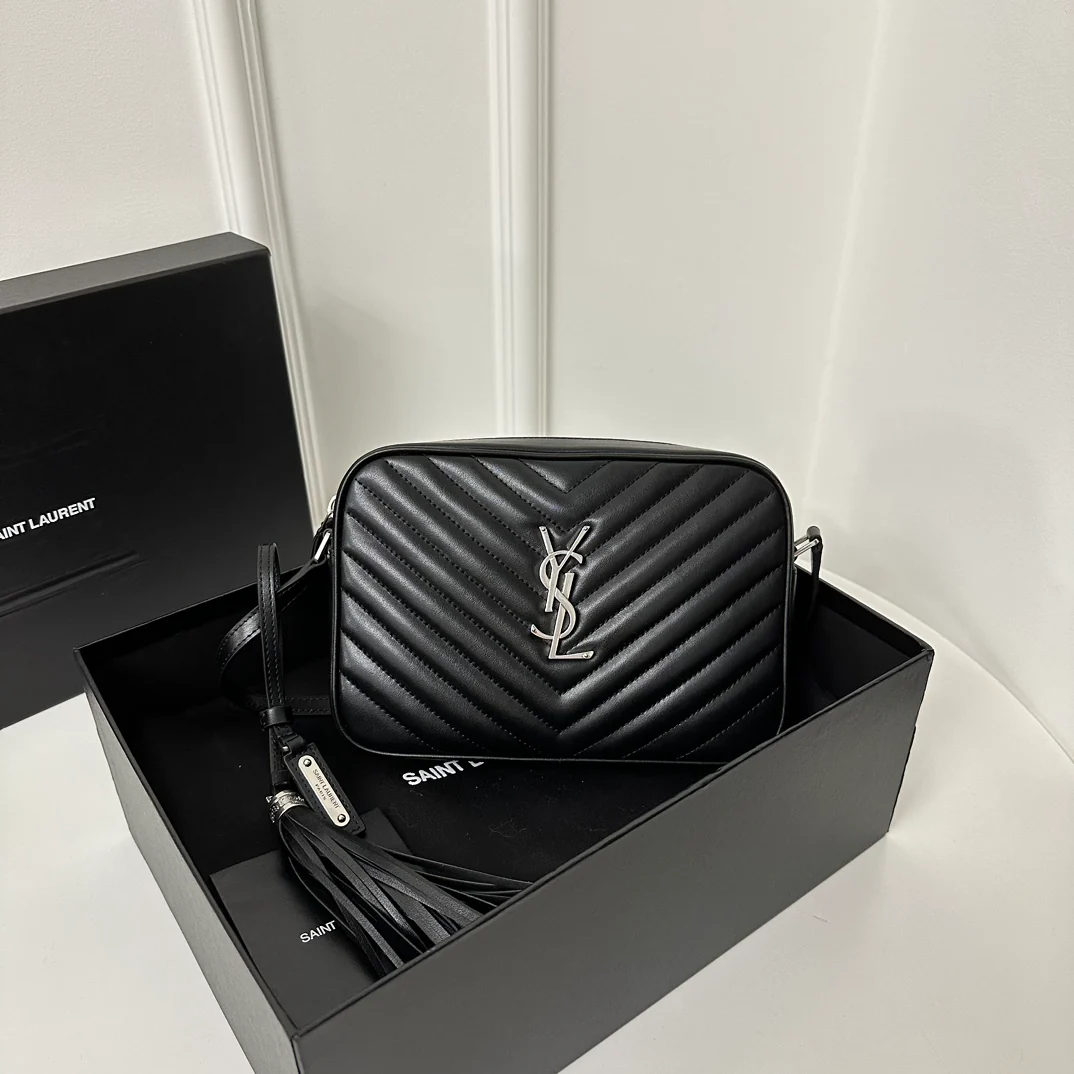 Стеганая сумка для фотоаппарата YSL — черная с серебристой фурнитурой.