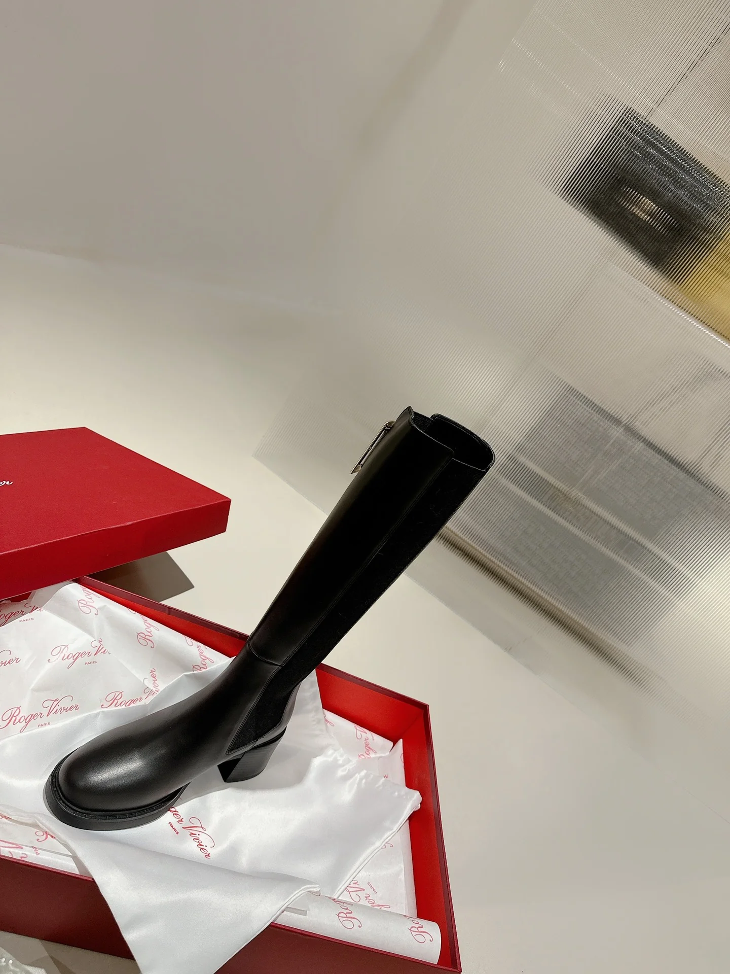 Длинные сапоги RV-2024 с золотой пряжкой - черные