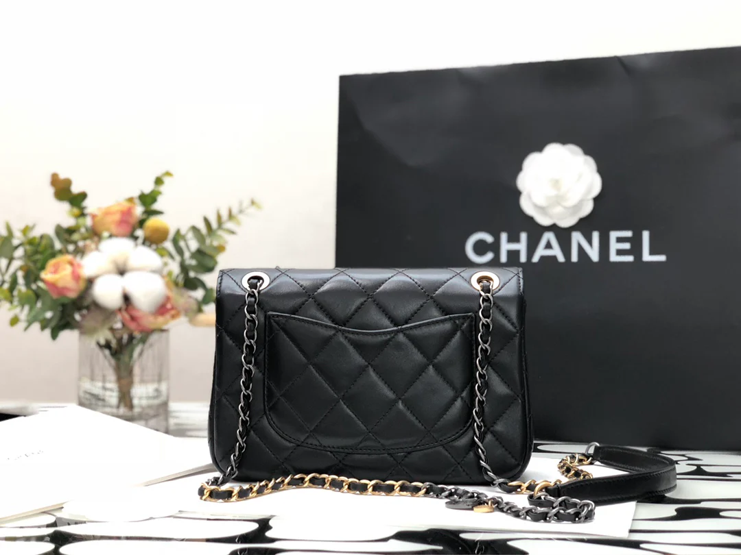 Новинка сезона осень/зима 2022 от Chanel - сумка с клапаном и значком - 22 см - 1
