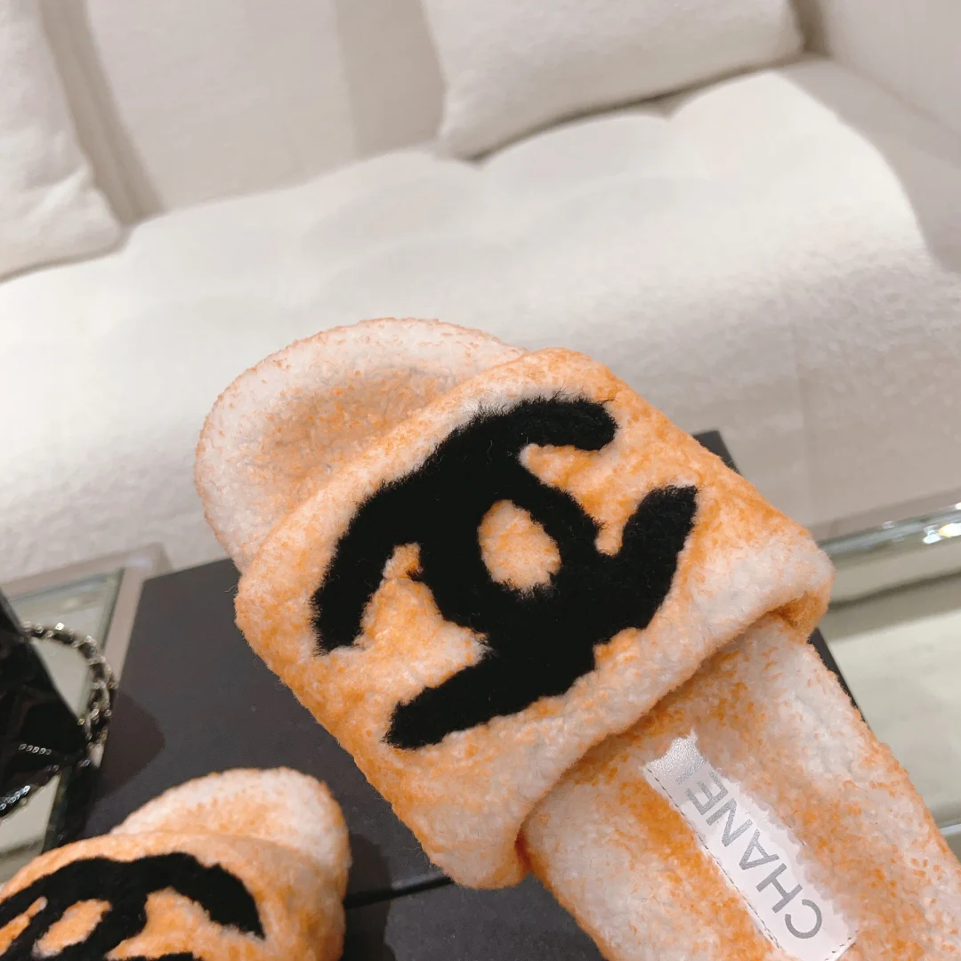 Новинка сезона осень/зима 2023 от Chanel — Меховые тапочки — Оранжево-абрикосовые