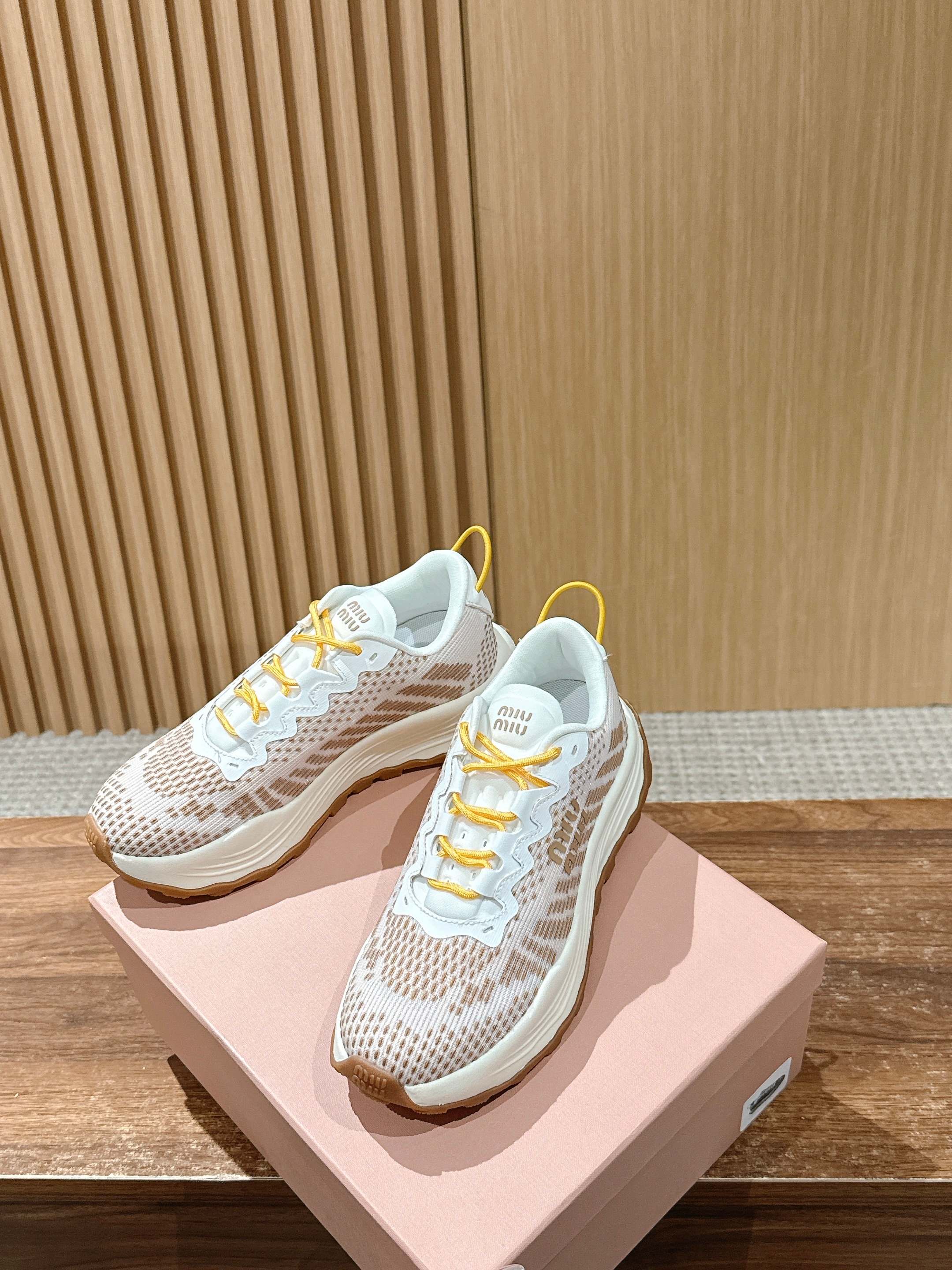 Кроссовки на платформе Miu Miu - розовые