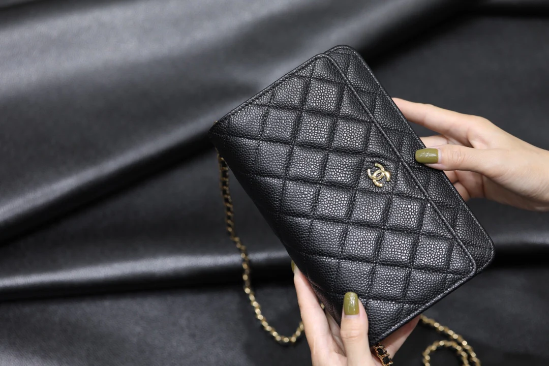 Классическая сумка Chanel WOC из черной кожи личи с золотой пуговицей - 1 шт.