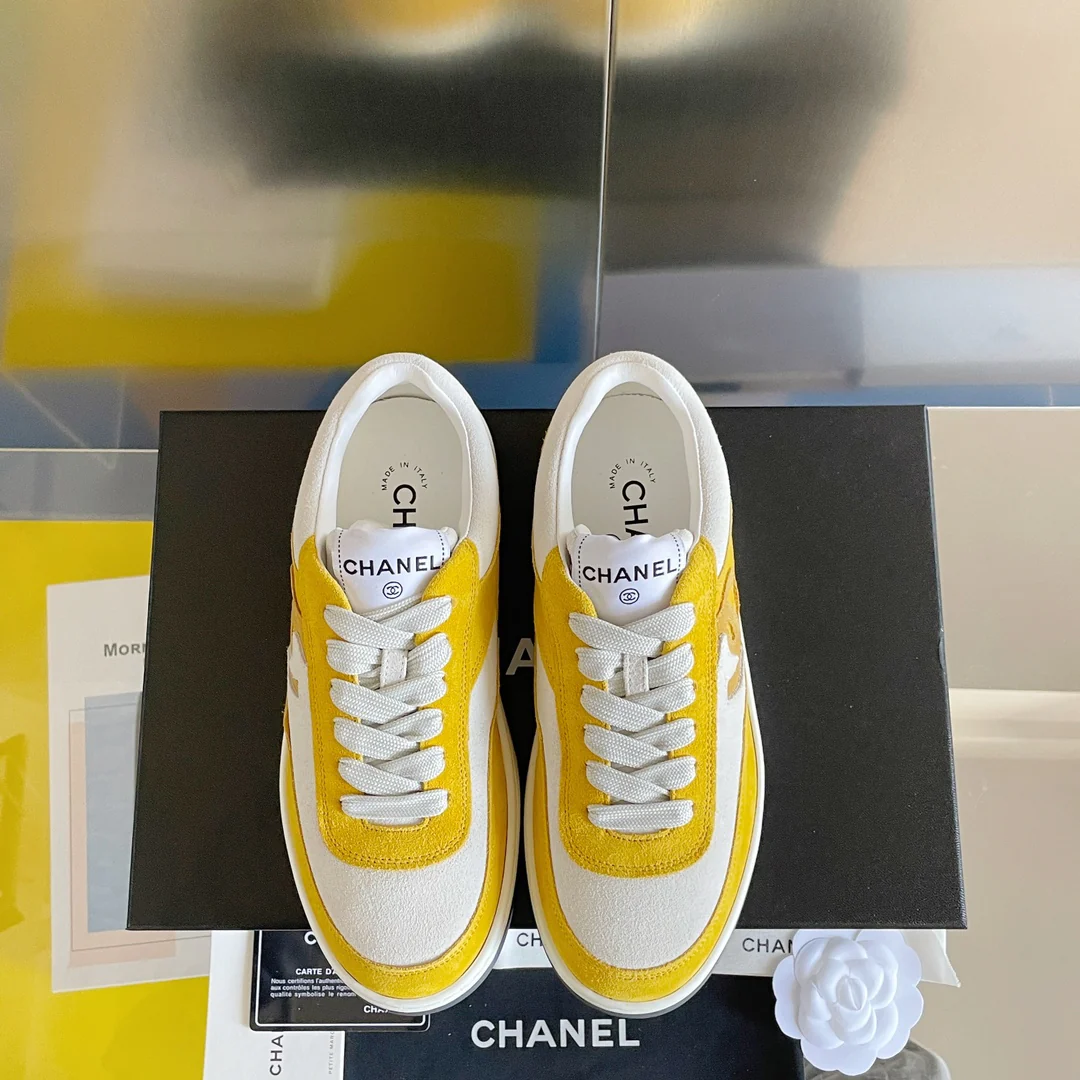 Новые поступления коллекции Chanel весна/лето 2023 - Замшевые кроссовки - Повседневная обувь - Спортивная обувь - Желтые