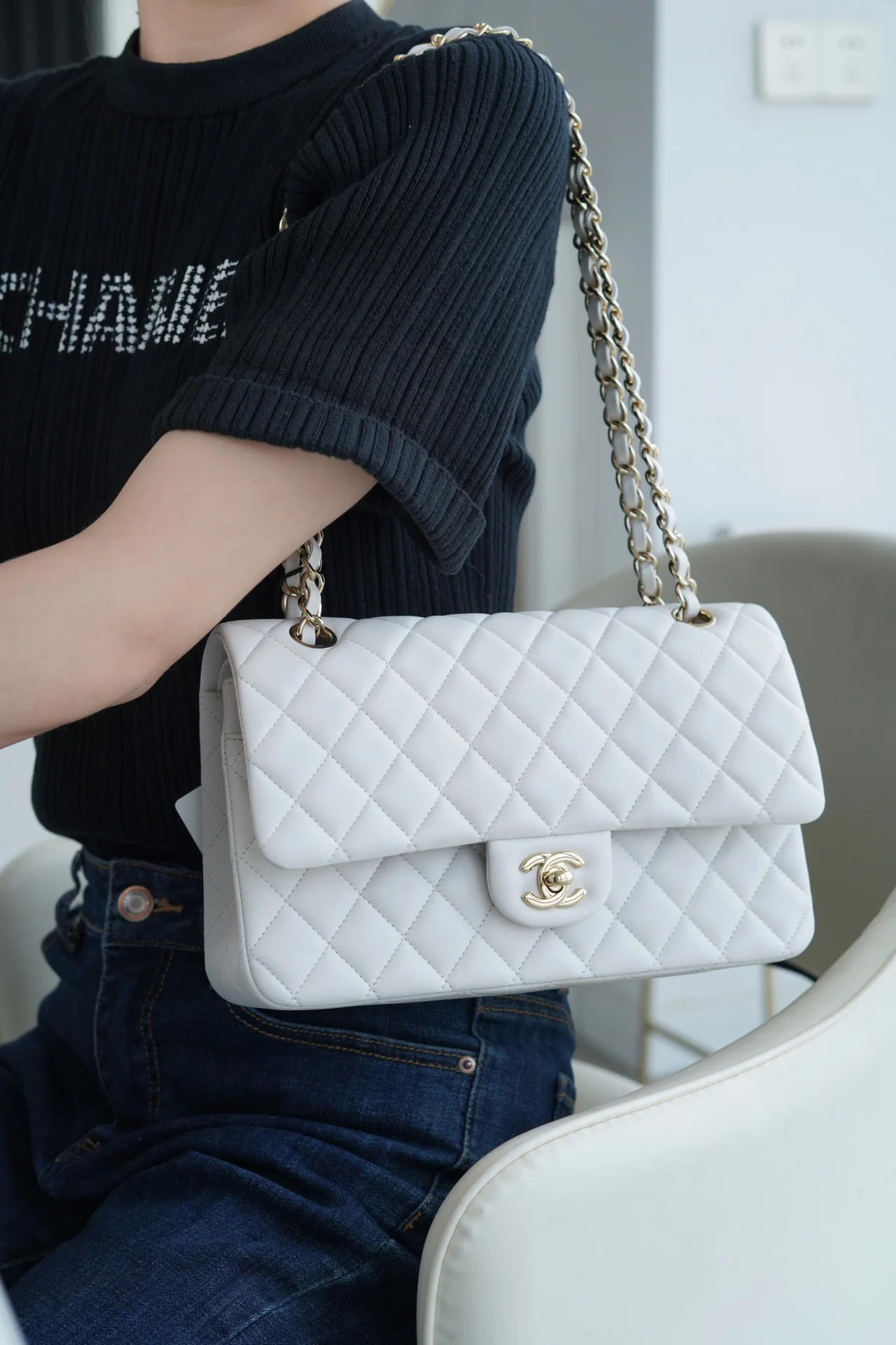 Сумка Chanel CF Medium - 25 см - из белой овечьей кожи с пряжкой из светлого золота - CF25
