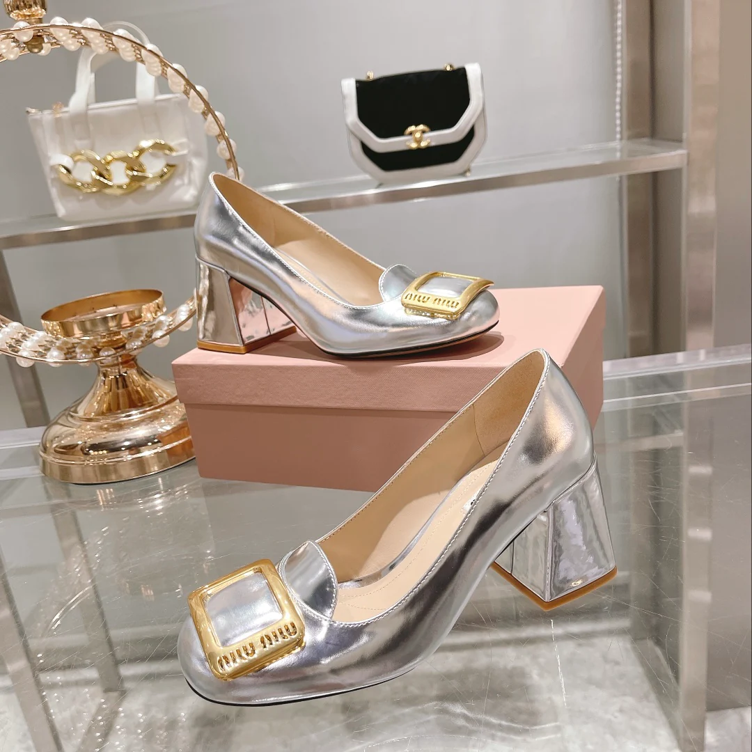 Новинка сезона осень/зима 2022 от Miu Miu - Туфли на массивном каблуке с квадратным носком - Серебристые