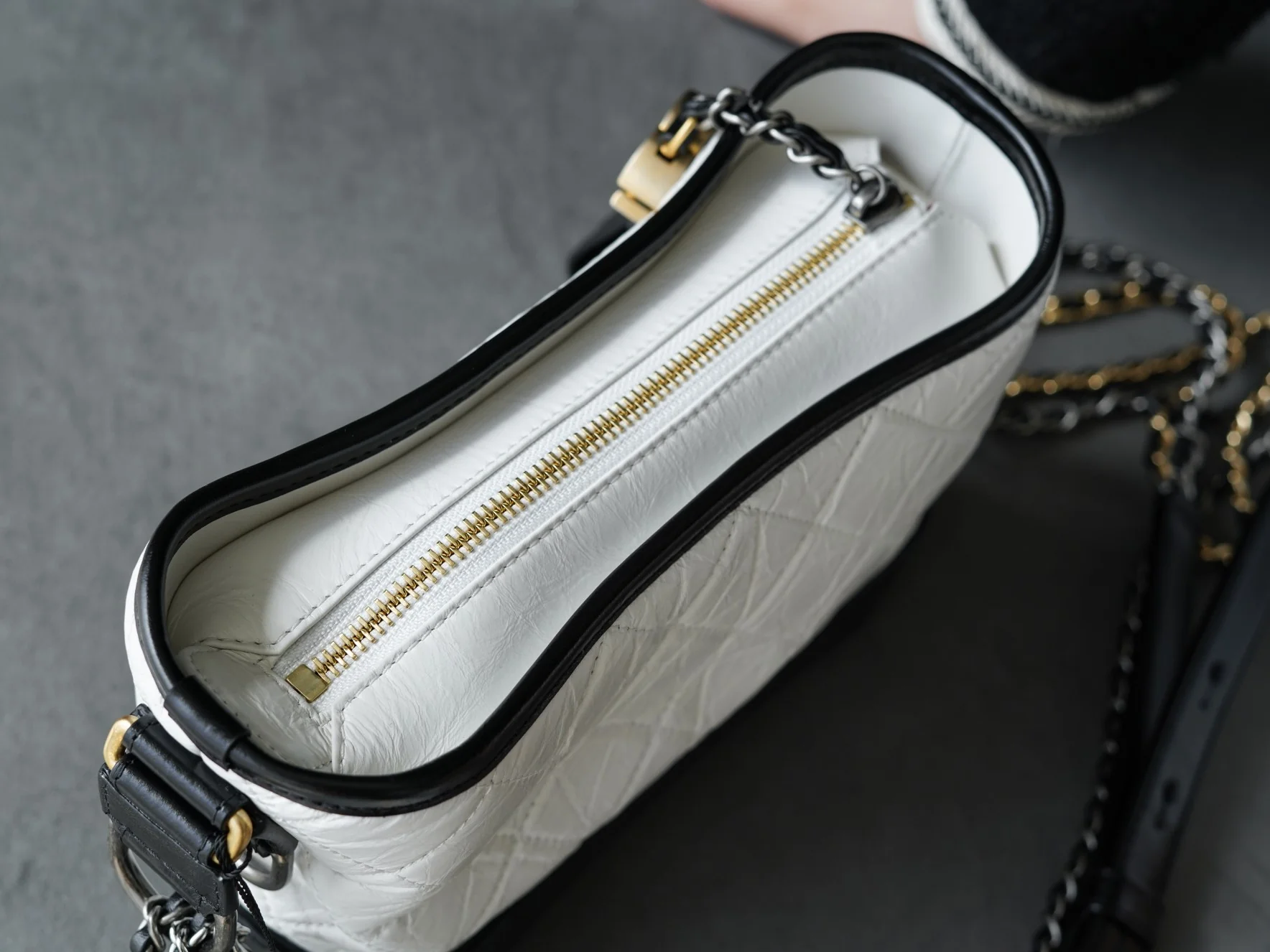 Сумка-хобо Chanel - белая, маленькая, 20 см